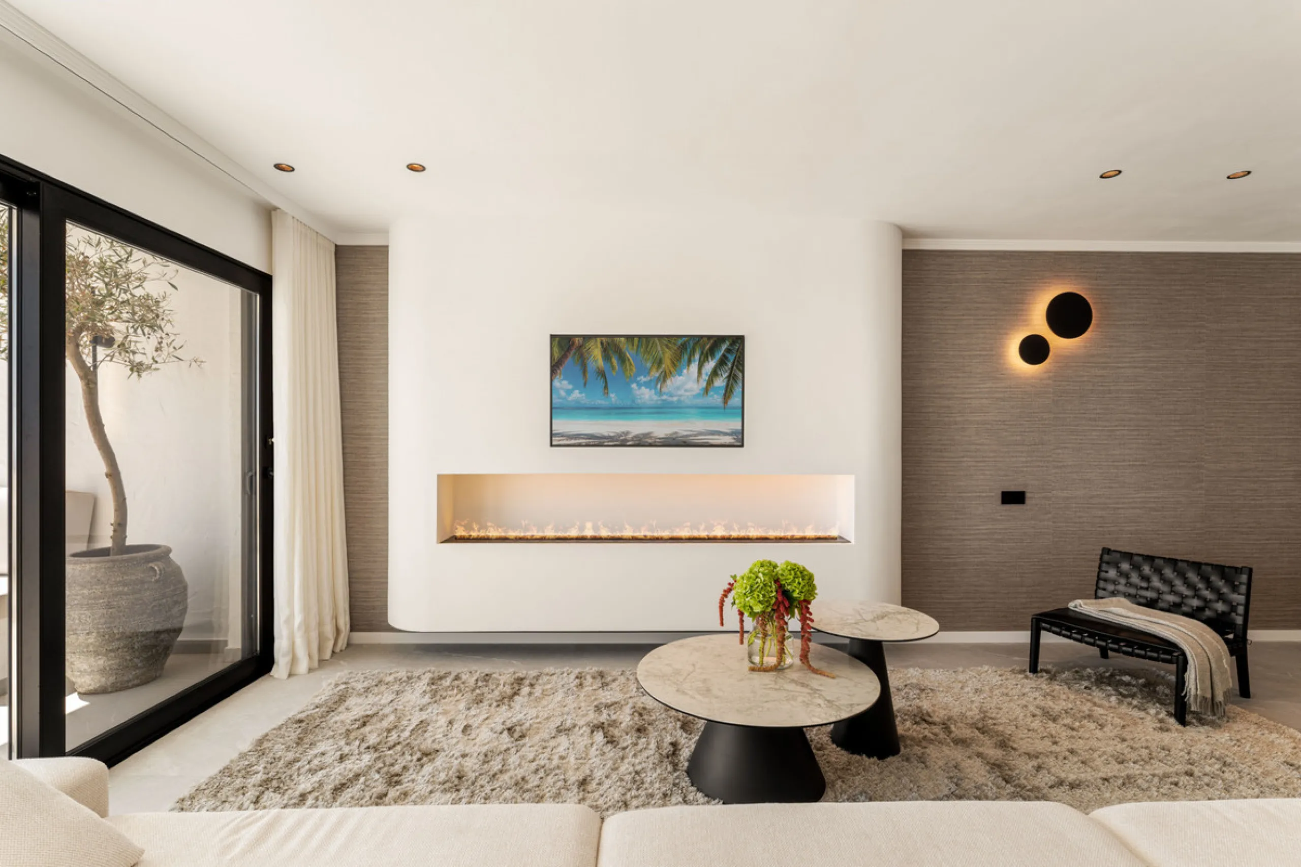 Contemporary duplex for sale in the exclusive Las Colinas de Marbella community in Benahavís, offering three bedrooms and three bathroom.  Designed with both style and function in mind, this home brings together modern living spaces with panoramic sea and