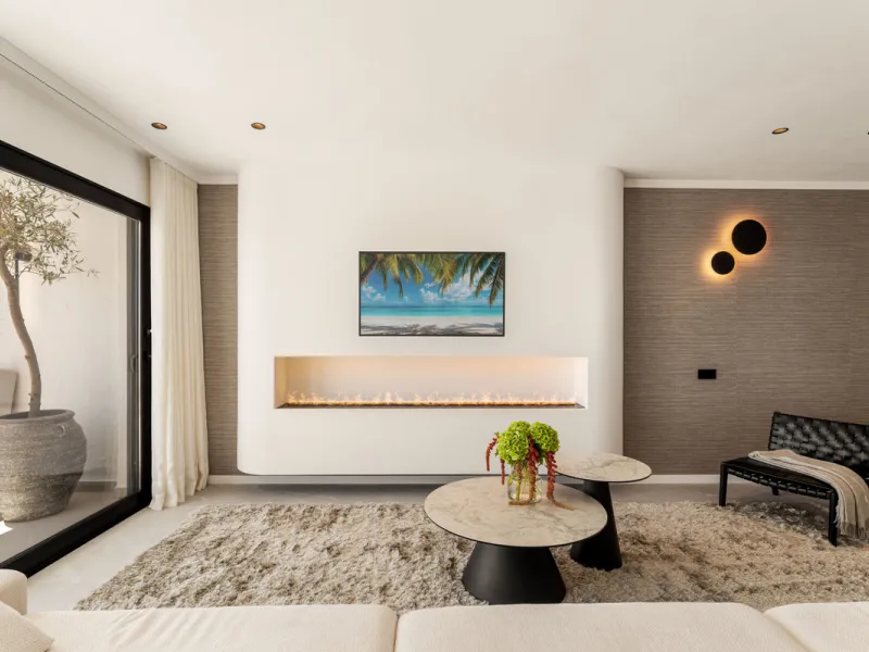 Contemporary duplex for sale in the exclusive Las Colinas de Marbella community in Benahavís, offering three bedrooms and three bathroom.  Designed with both style and function in mind, this home brings together modern living spaces with panoramic sea and