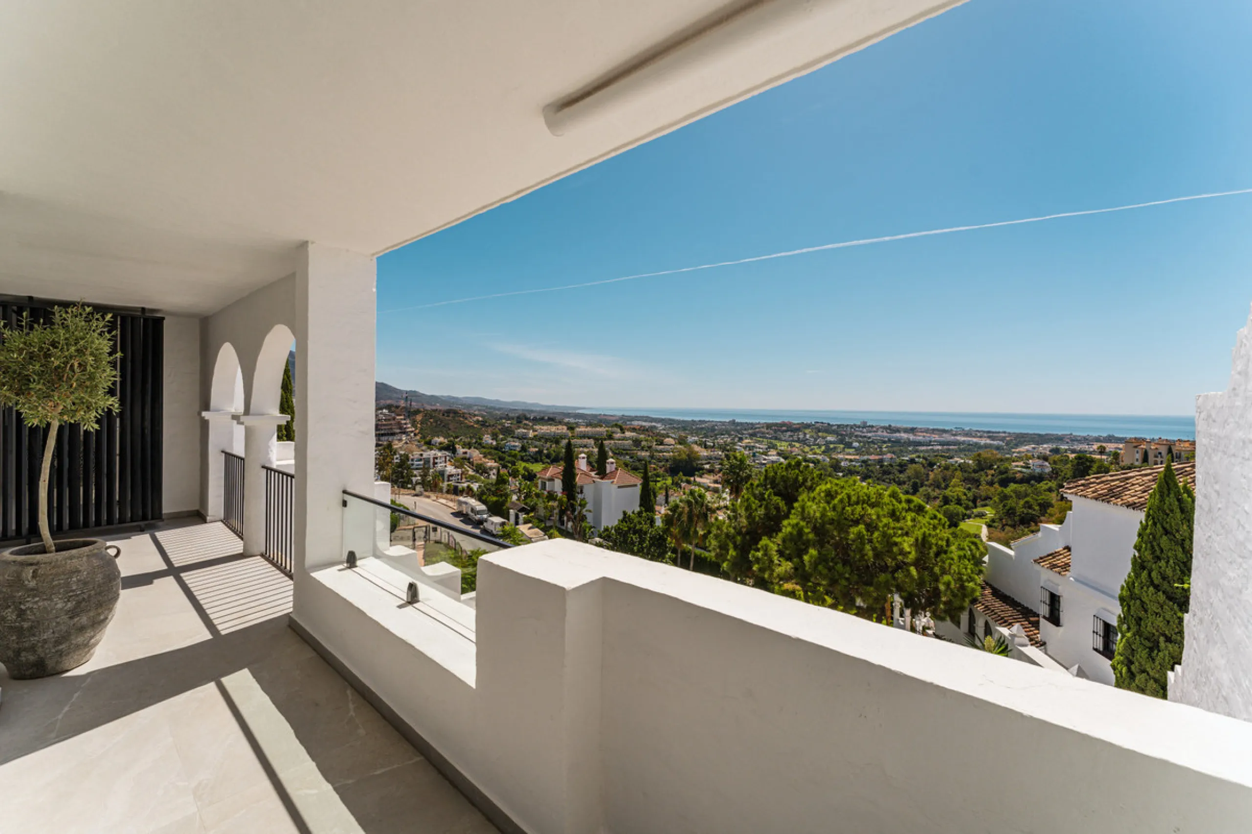 Contemporary duplex for sale in the exclusive Las Colinas de Marbella community in Benahavís, offering three bedrooms and three bathroom.  Designed with both style and function in mind, this home brings together modern living spaces with panoramic sea and