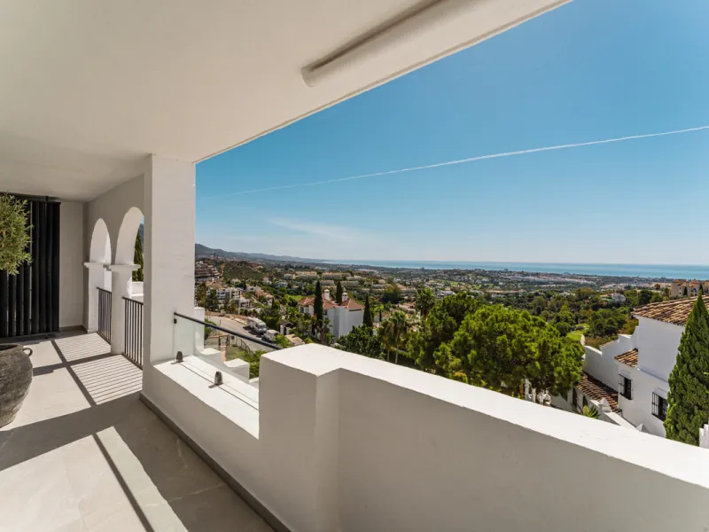Contemporary duplex for sale in the exclusive Las Colinas de Marbella community in Benahavís, offering three bedrooms and three bathroom.  Designed with both style and function in mind, this home brings together modern living spaces with panoramic sea and