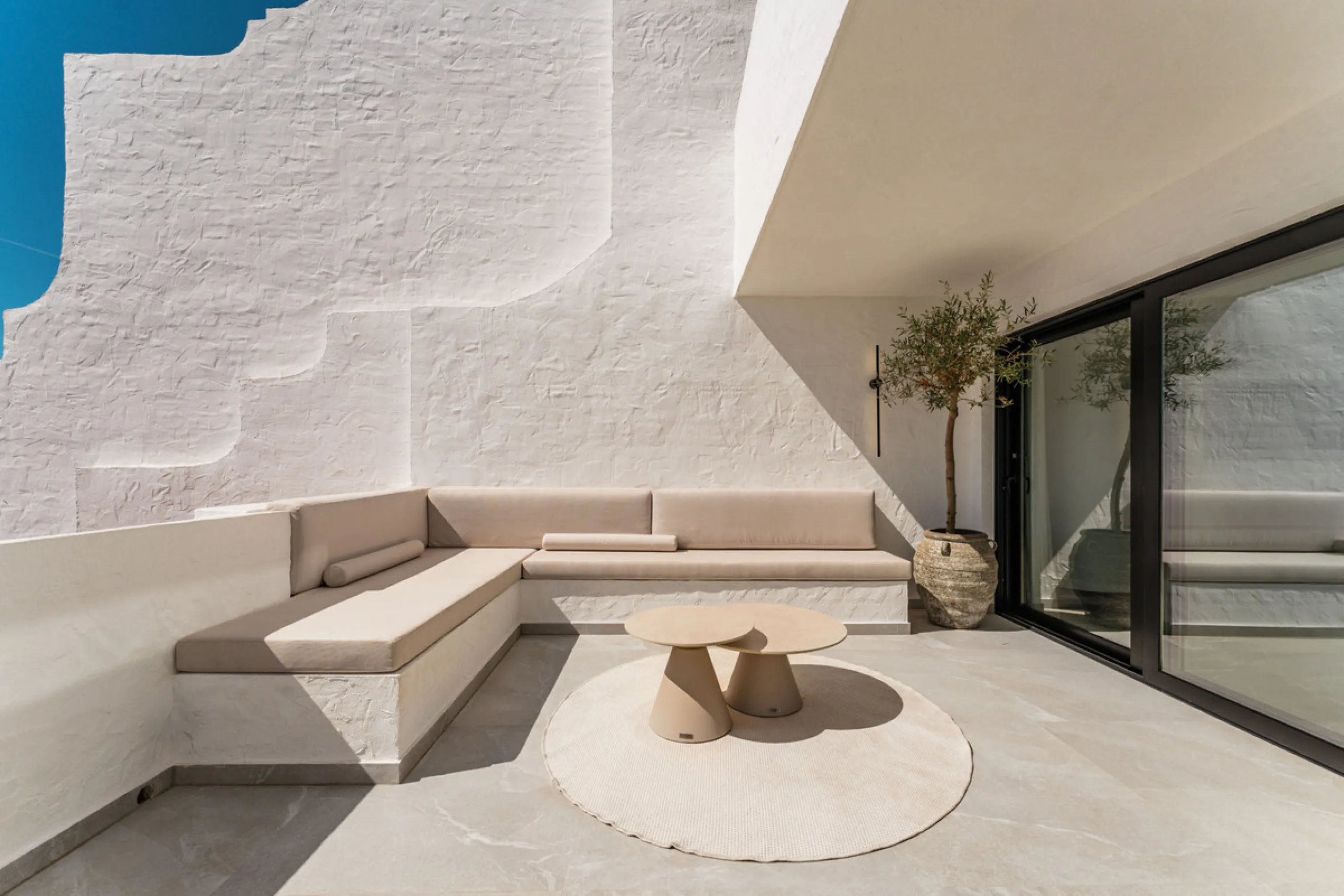 Contemporary duplex for sale in the exclusive Las Colinas de Marbella community in Benahavís, offering three bedrooms and three bathroom.  Designed with both style and function in mind, this home brings together modern living spaces with panoramic sea and