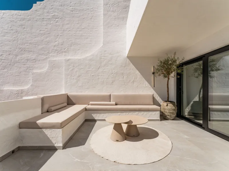 Contemporary duplex for sale in the exclusive Las Colinas de Marbella community in Benahavís, offering three bedrooms and three bathroom.  Designed with both style and function in mind, this home brings together modern living spaces with panoramic sea and