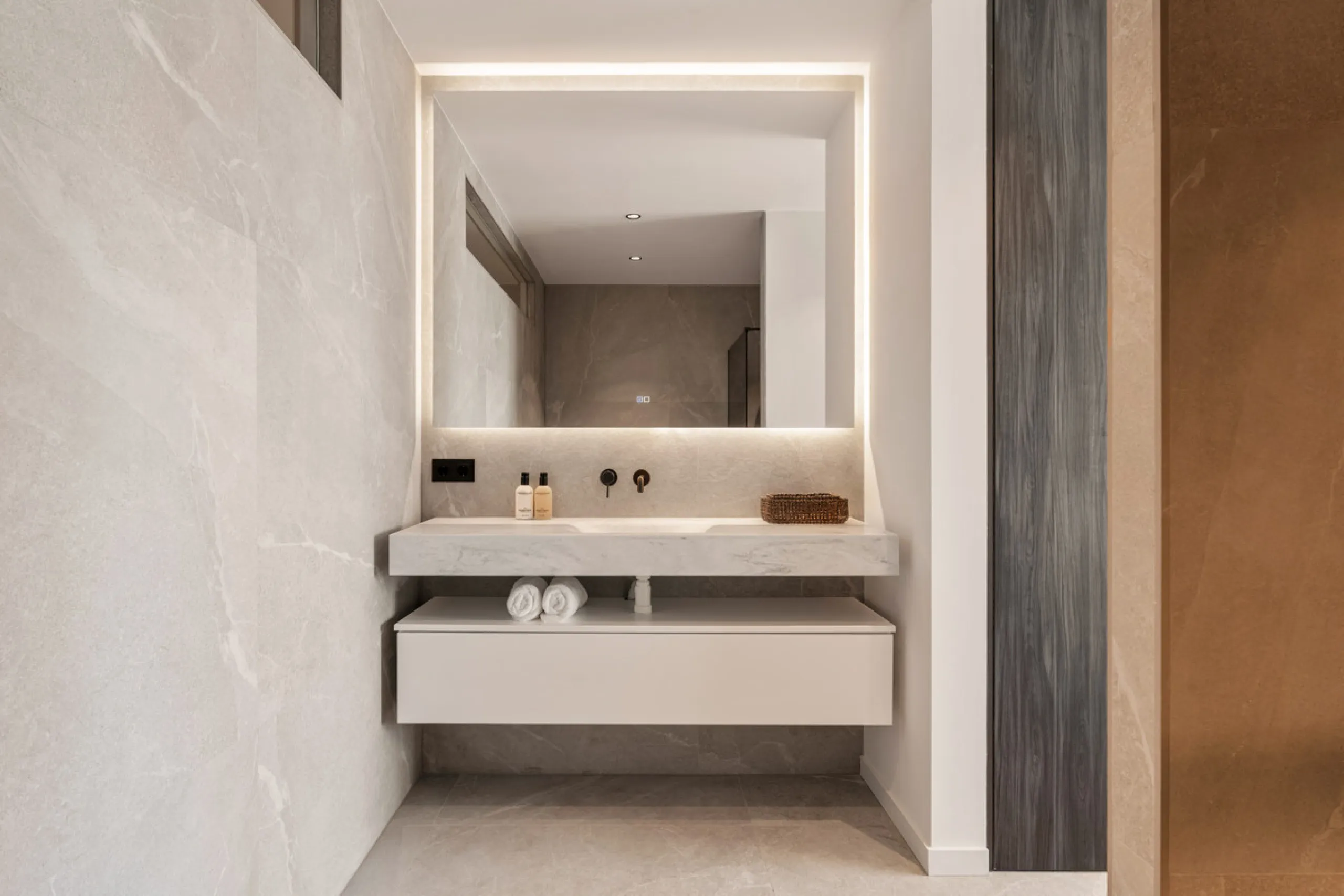 Contemporary duplex for sale in the exclusive Las Colinas de Marbella community in Benahavís, offering three bedrooms and three bathroom.  Designed with both style and function in mind, this home brings together modern living spaces with panoramic sea and