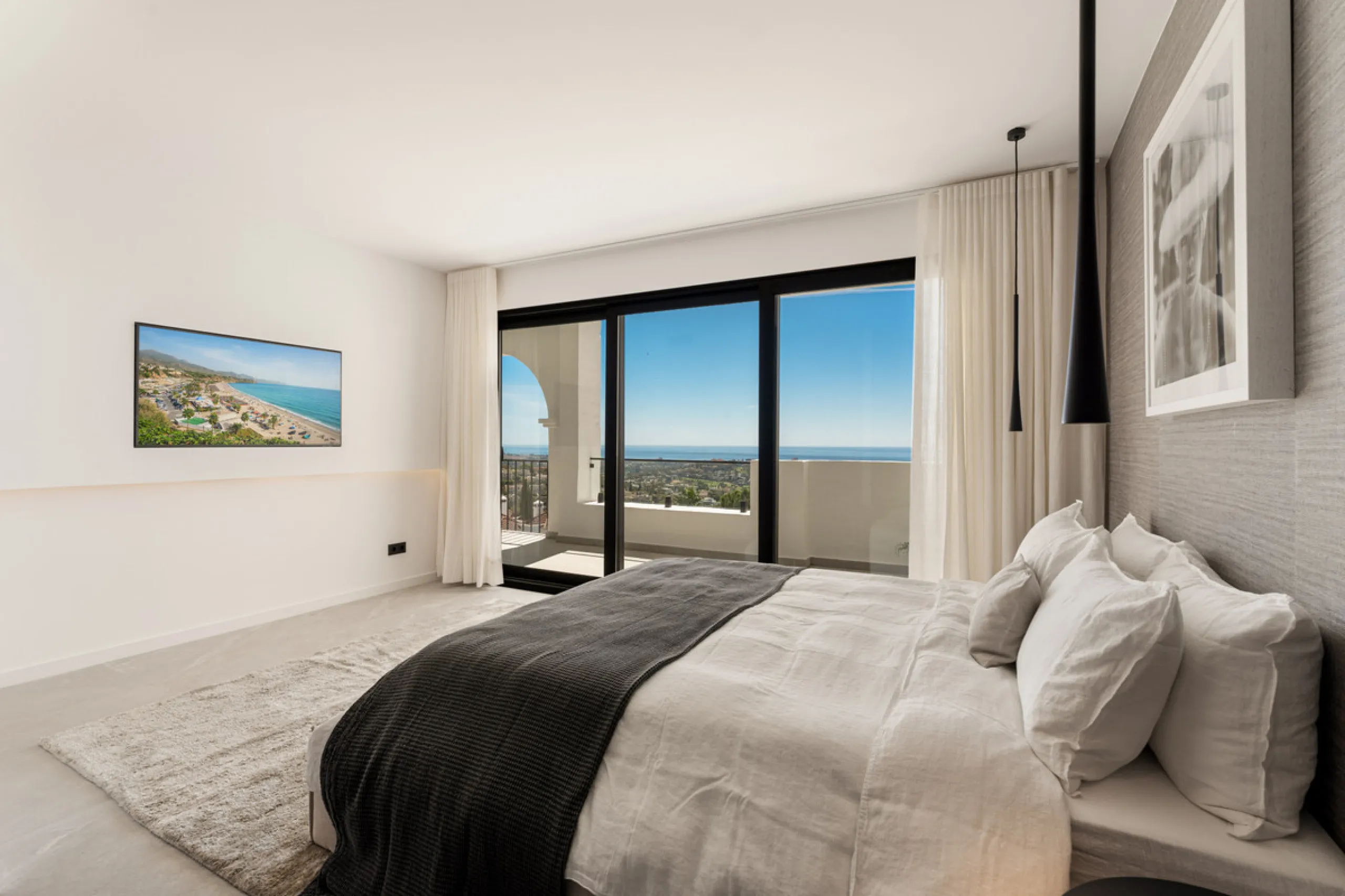 Contemporary duplex for sale in the exclusive Las Colinas de Marbella community in Benahavís, offering three bedrooms and three bathroom.  Designed with both style and function in mind, this home brings together modern living spaces with panoramic sea and