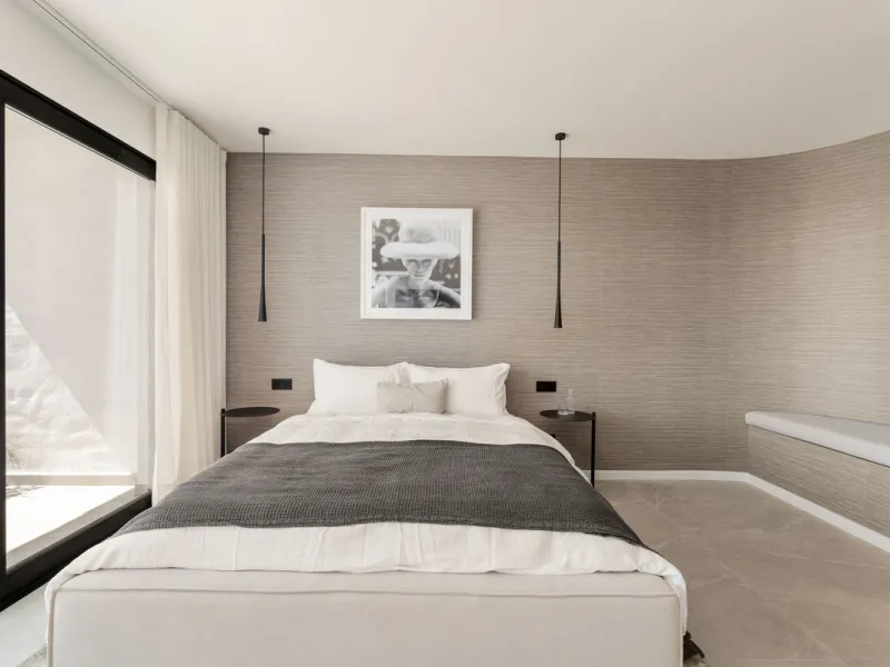 Contemporary duplex for sale in the exclusive Las Colinas de Marbella community in Benahavís, offering three bedrooms and three bathroom.  Designed with both style and function in mind, this home brings together modern living spaces with panoramic sea and