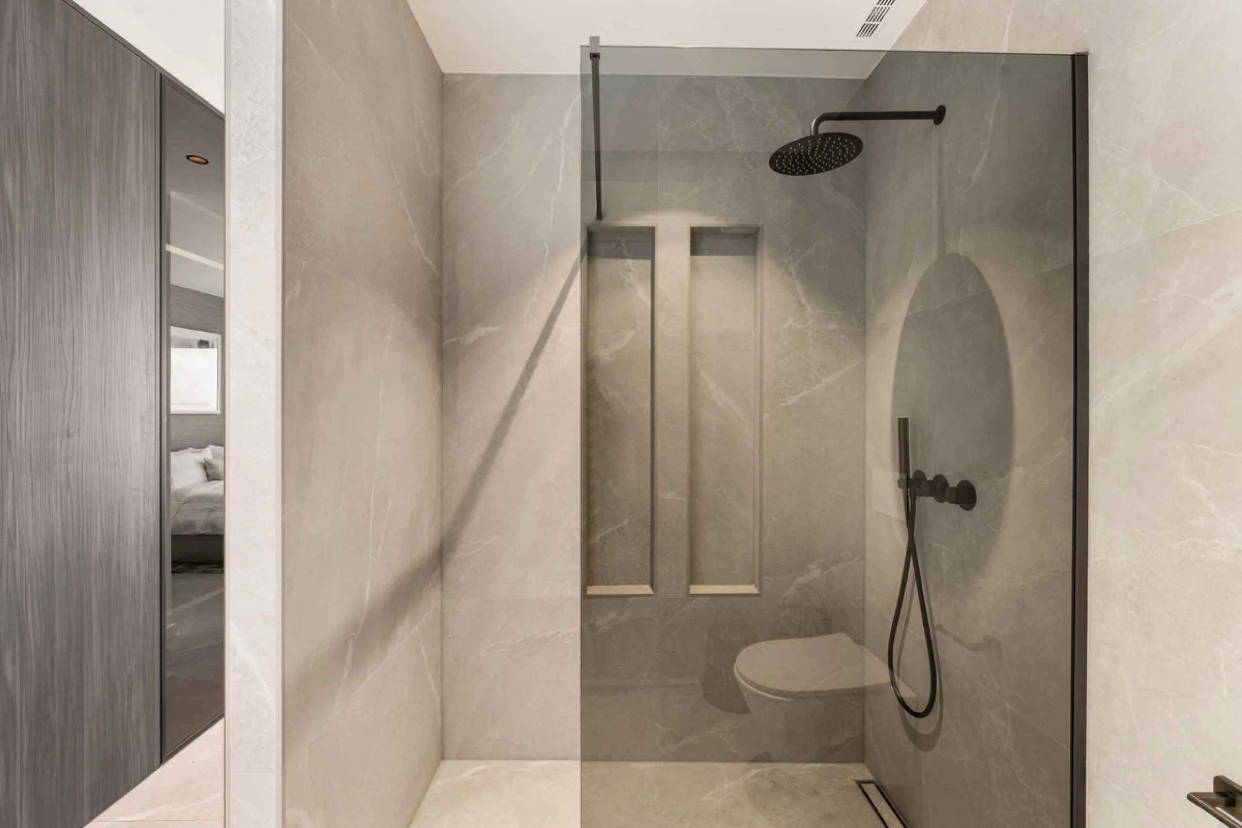 Contemporary duplex for sale in the exclusive Las Colinas de Marbella community in Benahavís, offering three bedrooms and three bathroom.  Designed with both style and function in mind, this home brings together modern living spaces with panoramic sea and