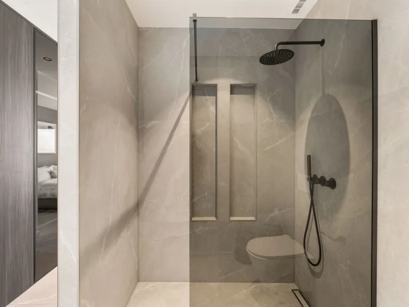 Contemporary duplex for sale in the exclusive Las Colinas de Marbella community in Benahavís, offering three bedrooms and three bathroom.  Designed with both style and function in mind, this home brings together modern living spaces with panoramic sea and