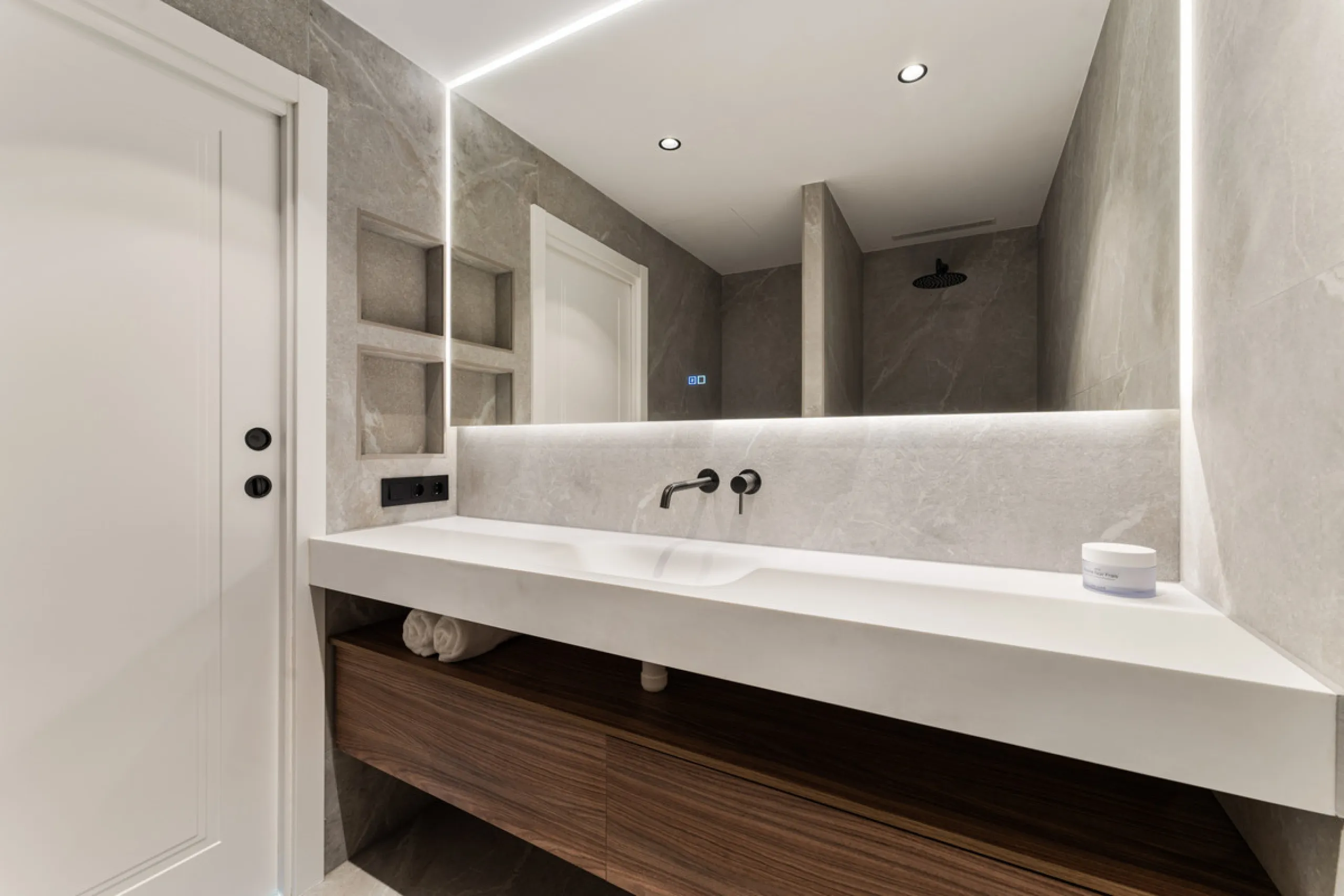 Contemporary duplex for sale in the exclusive Las Colinas de Marbella community in Benahavís, offering three bedrooms and three bathroom.  Designed with both style and function in mind, this home brings together modern living spaces with panoramic sea and