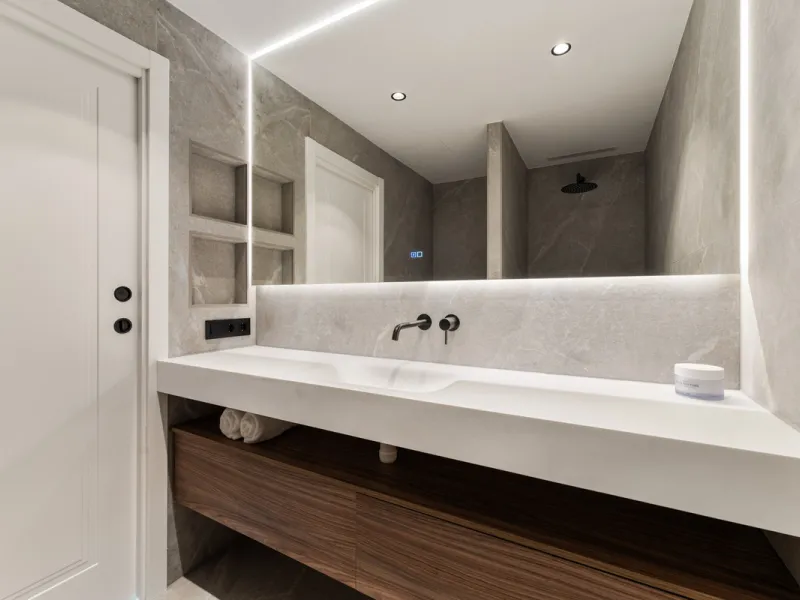Contemporary duplex for sale in the exclusive Las Colinas de Marbella community in Benahavís, offering three bedrooms and three bathroom.  Designed with both style and function in mind, this home brings together modern living spaces with panoramic sea and