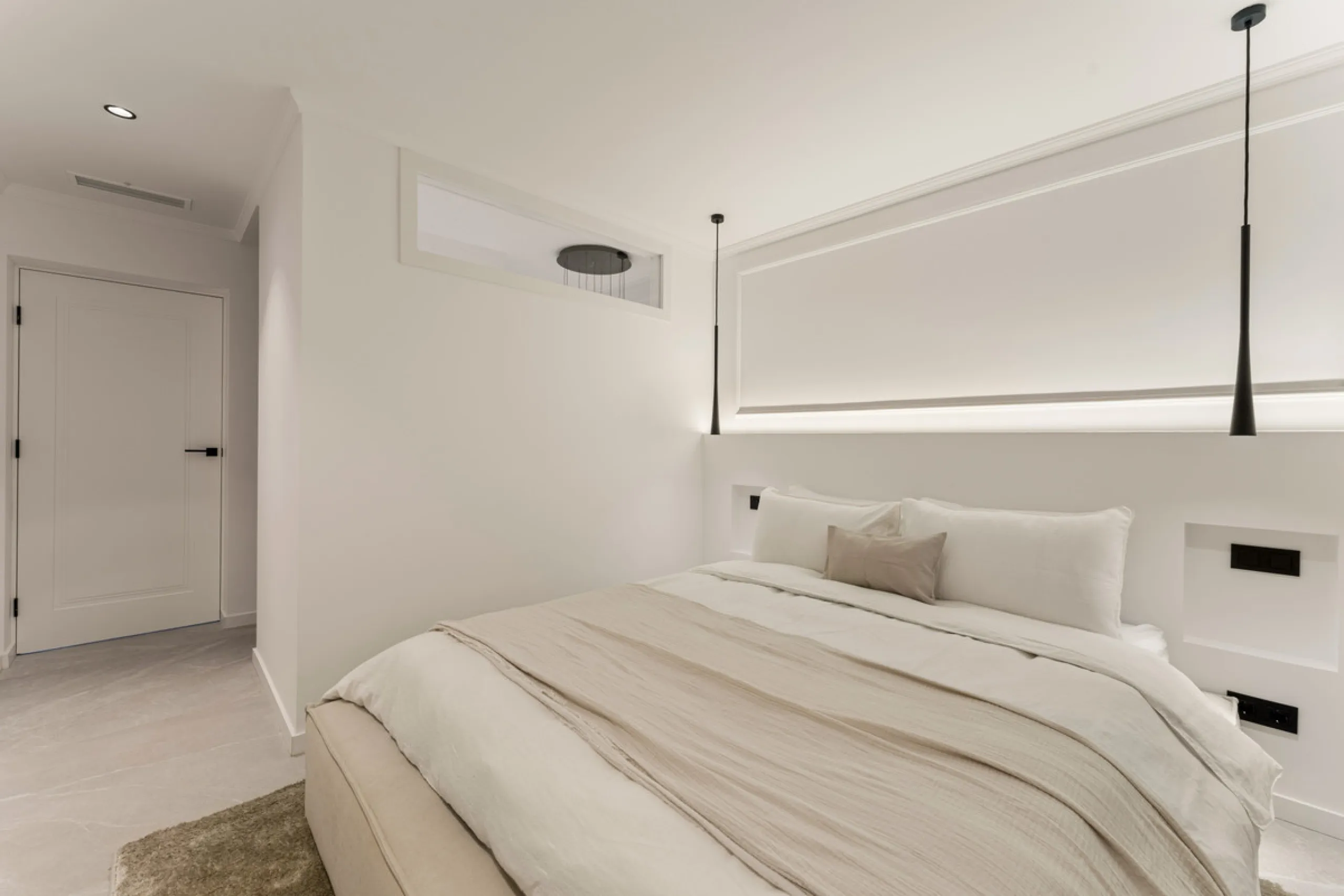 Contemporary duplex for sale in the exclusive Las Colinas de Marbella community in Benahavís, offering three bedrooms and three bathroom.  Designed with both style and function in mind, this home brings together modern living spaces with panoramic sea and