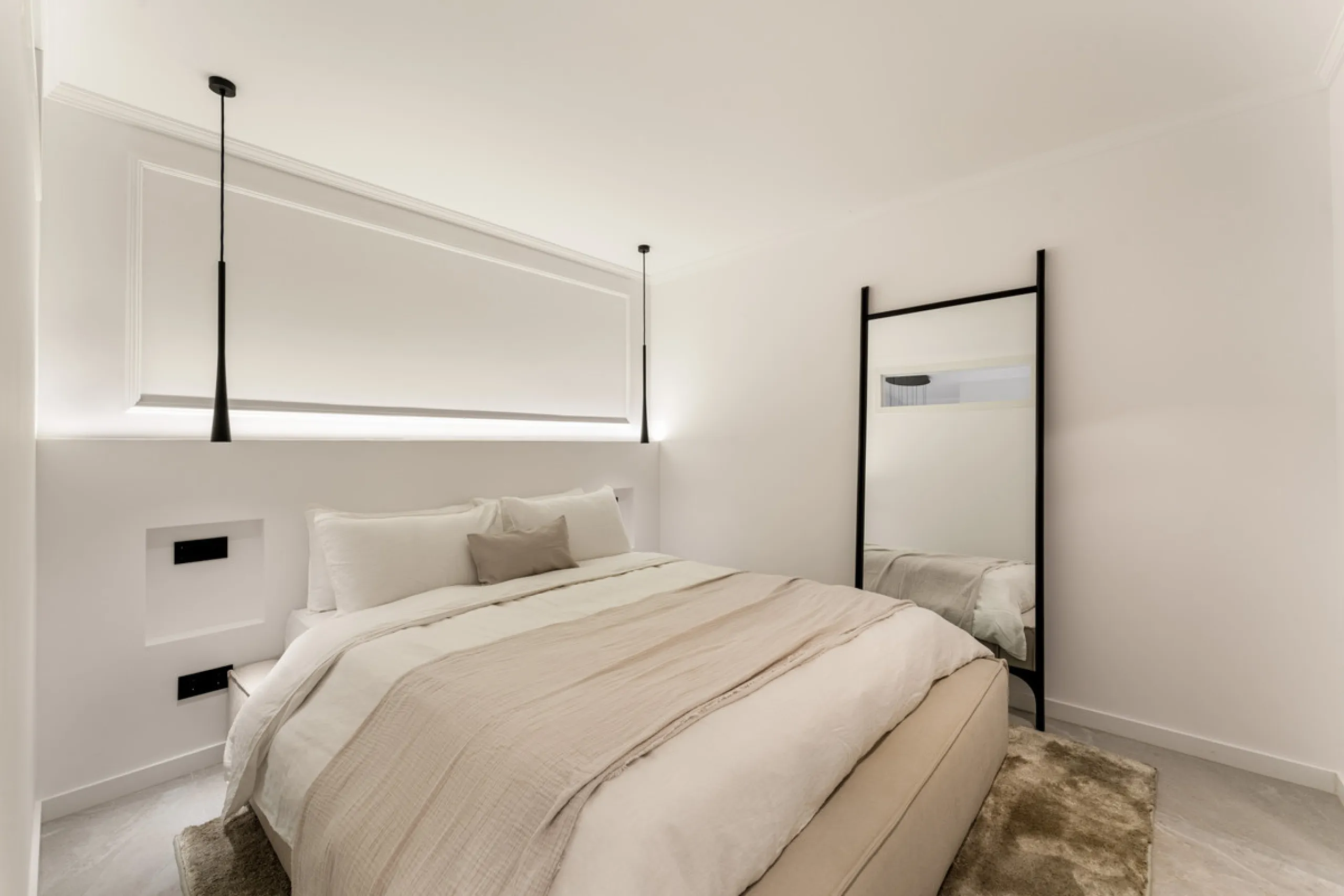 Contemporary duplex for sale in the exclusive Las Colinas de Marbella community in Benahavís, offering three bedrooms and three bathroom.  Designed with both style and function in mind, this home brings together modern living spaces with panoramic sea and