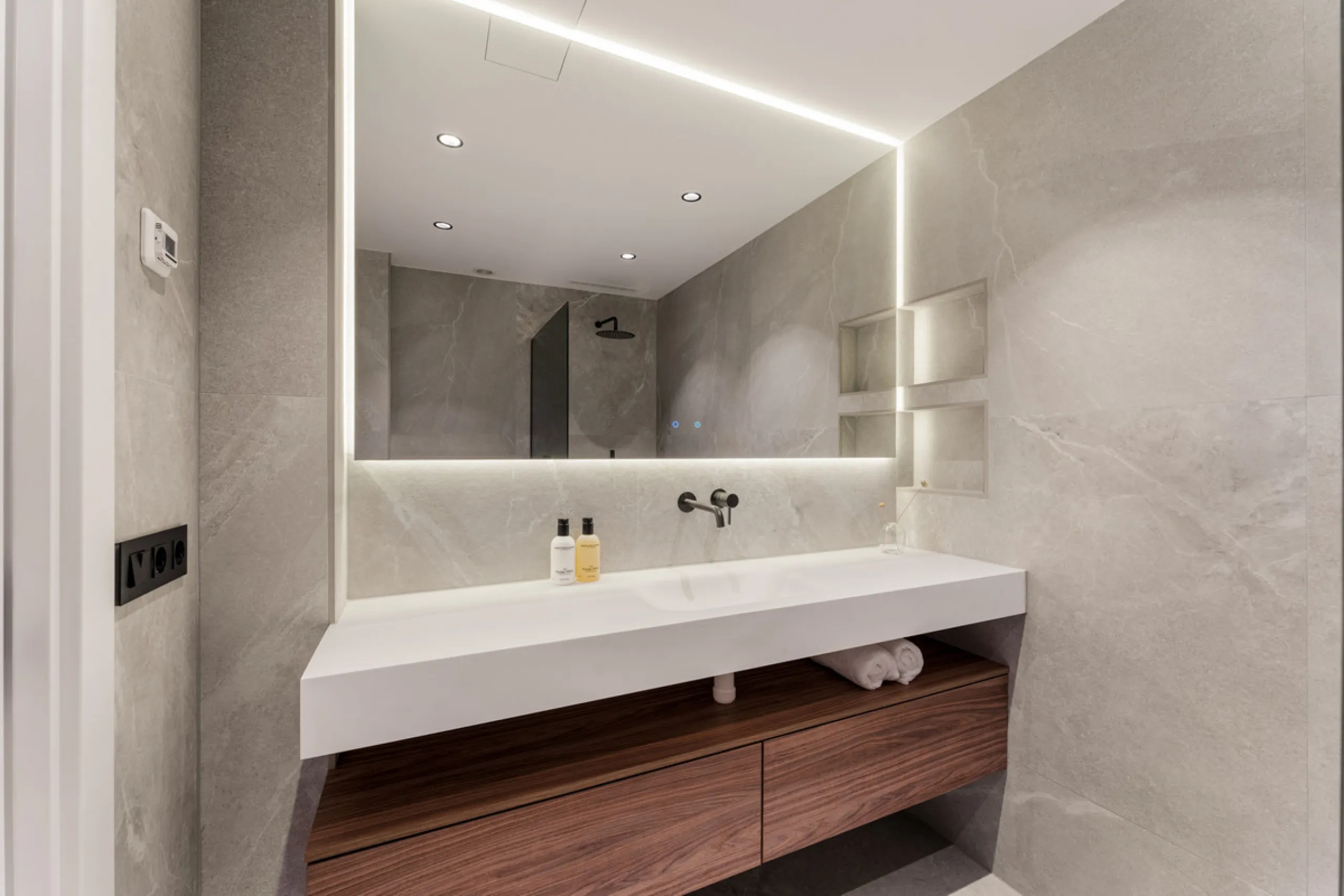 Contemporary duplex for sale in the exclusive Las Colinas de Marbella community in Benahavís, offering three bedrooms and three bathroom.  Designed with both style and function in mind, this home brings together modern living spaces with panoramic sea and