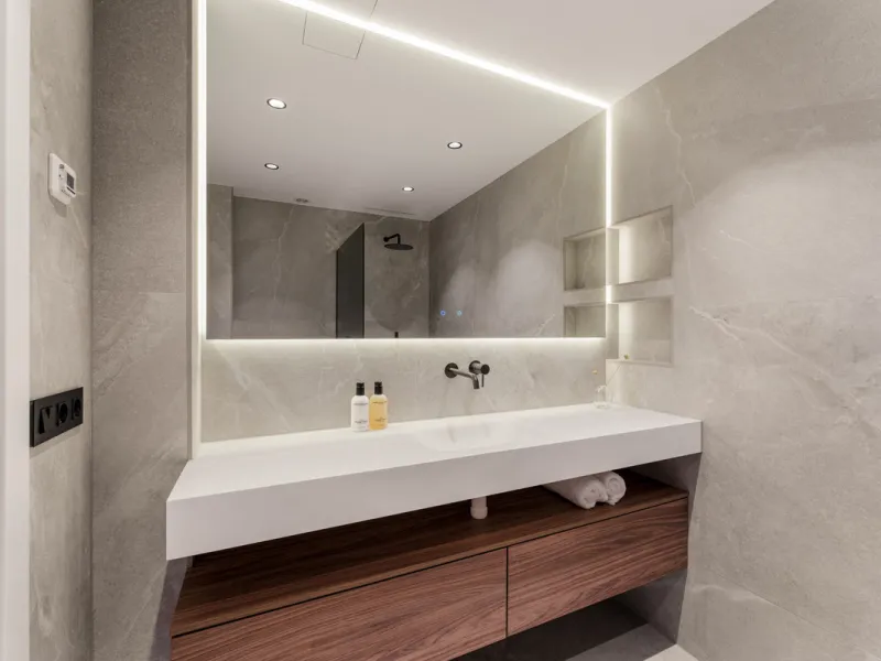 Contemporary duplex for sale in the exclusive Las Colinas de Marbella community in Benahavís, offering three bedrooms and three bathroom.  Designed with both style and function in mind, this home brings together modern living spaces with panoramic sea and