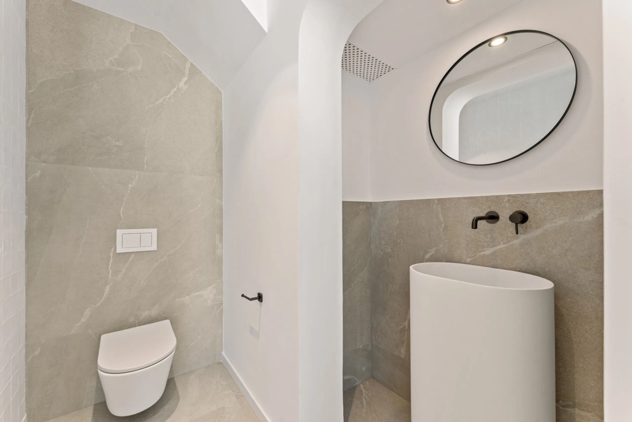 Contemporary duplex for sale in the exclusive Las Colinas de Marbella community in Benahavís, offering three bedrooms and three bathroom.  Designed with both style and function in mind, this home brings together modern living spaces with panoramic sea and