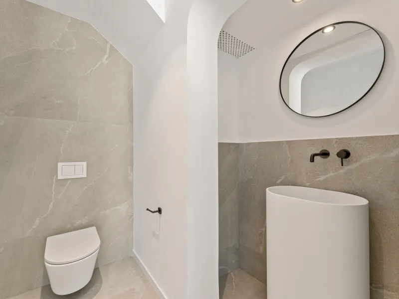 Contemporary duplex for sale in the exclusive Las Colinas de Marbella community in Benahavís, offering three bedrooms and three bathroom.  Designed with both style and function in mind, this home brings together modern living spaces with panoramic sea and