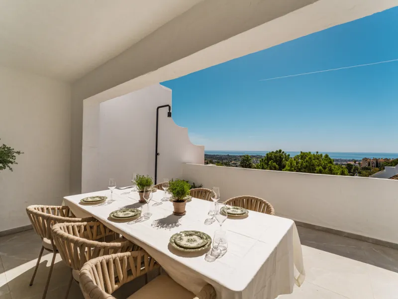 Contemporary duplex for sale in the exclusive Las Colinas de Marbella community in Benahavís, offering three bedrooms and three bathroom.  Designed with both style and function in mind, this home brings together modern living spaces with panoramic sea and