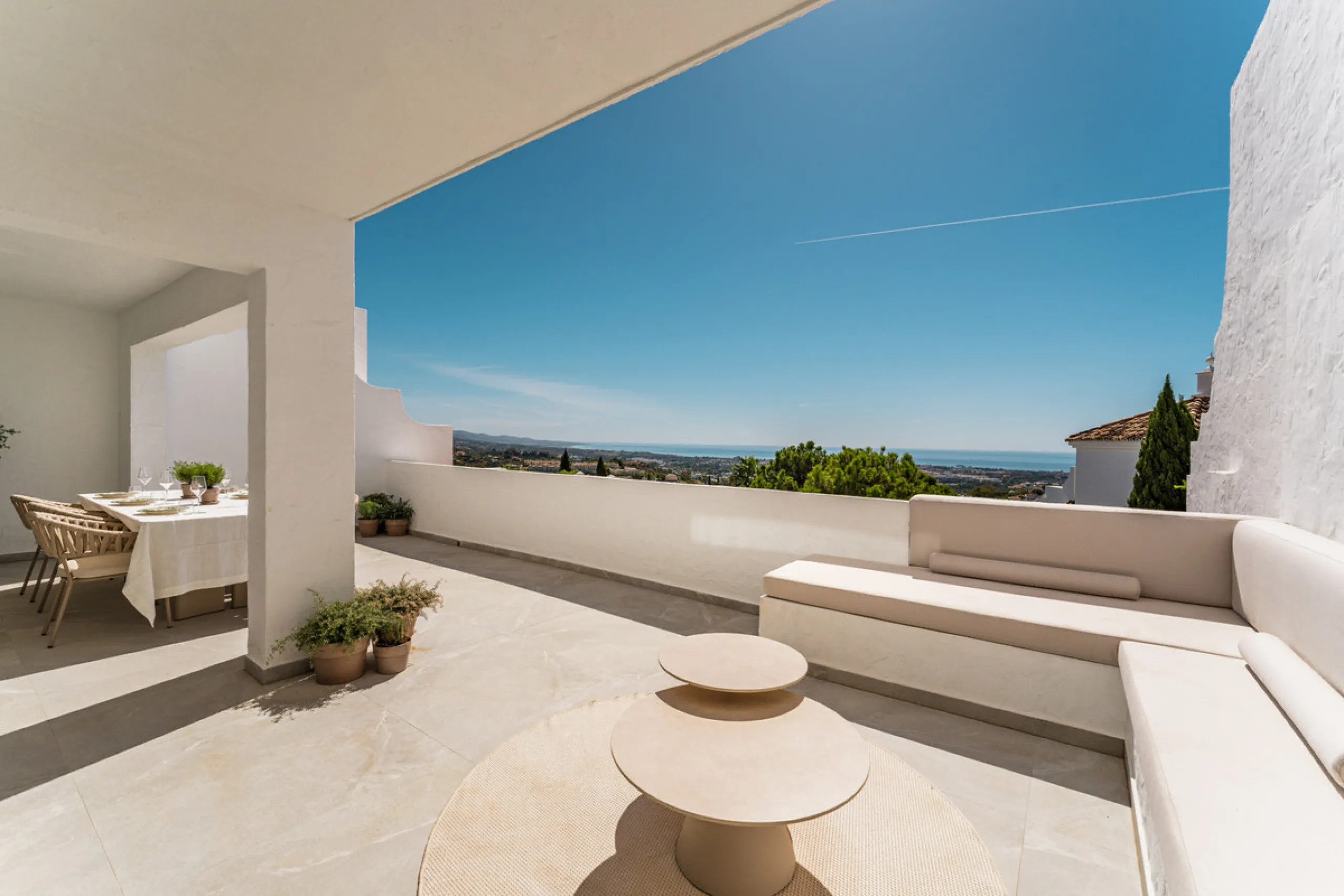 Contemporary duplex for sale in the exclusive Las Colinas de Marbella community in Benahavís, offering three bedrooms and three bathroom.  Designed with both style and function in mind, this home brings together modern living spaces with panoramic sea and
