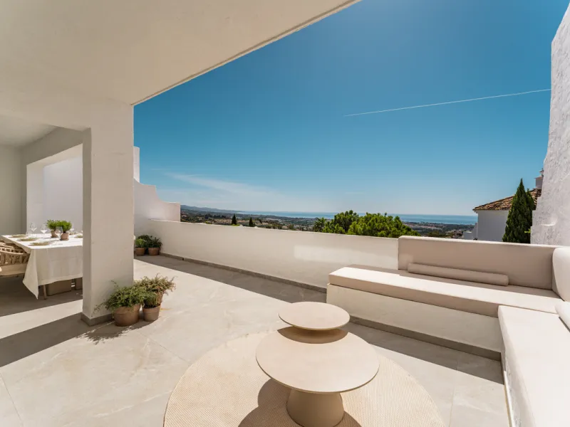 Contemporary duplex for sale in the exclusive Las Colinas de Marbella community in Benahavís, offering three bedrooms and three bathroom.  Designed with both style and function in mind, this home brings together modern living spaces with panoramic sea and