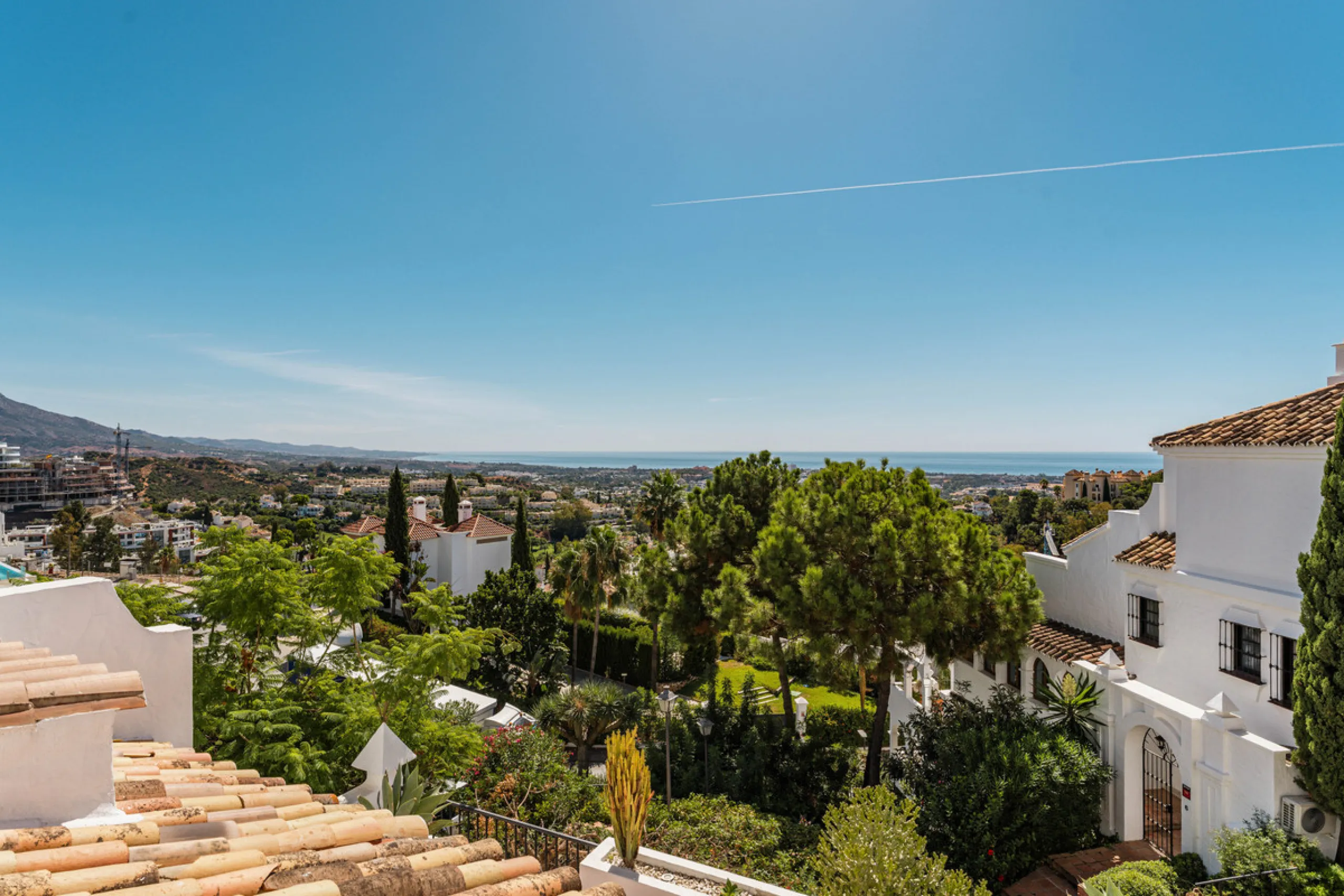 Contemporary duplex for sale in the exclusive Las Colinas de Marbella community in Benahavís, offering three bedrooms and three bathroom.  Designed with both style and function in mind, this home brings together modern living spaces with panoramic sea and