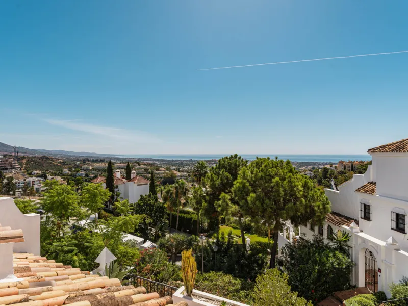 Contemporary duplex for sale in the exclusive Las Colinas de Marbella community in Benahavís, offering three bedrooms and three bathroom.  Designed with both style and function in mind, this home brings together modern living spaces with panoramic sea and
