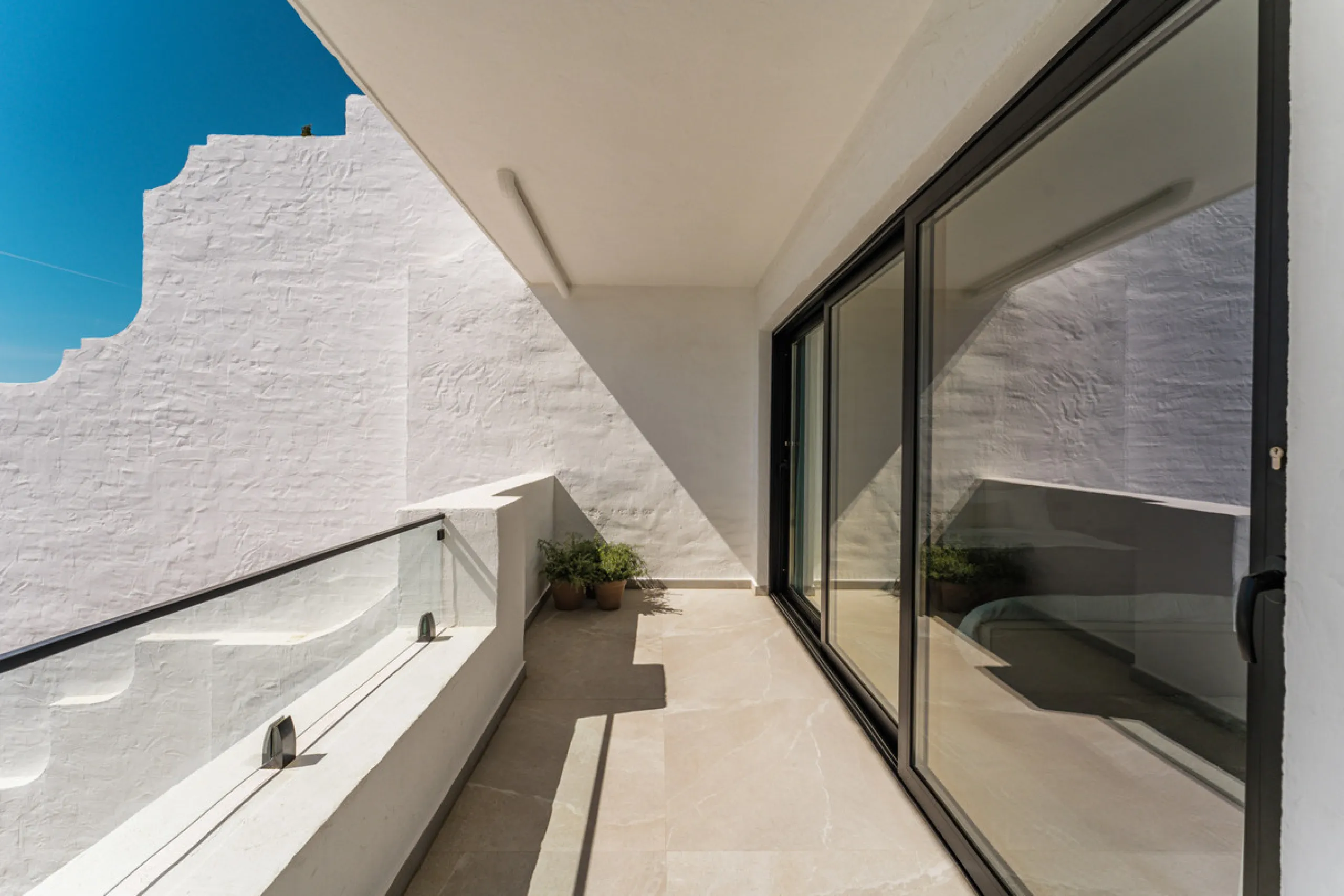 Contemporary duplex for sale in the exclusive Las Colinas de Marbella community in Benahavís, offering three bedrooms and three bathroom.  Designed with both style and function in mind, this home brings together modern living spaces with panoramic sea and
