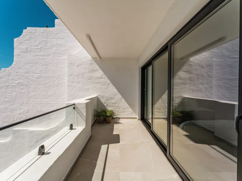 Contemporary duplex for sale in the exclusive Las Colinas de Marbella community in Benahavís, offering three bedrooms and three bathroom.  Designed with both style and function in mind, this home brings together modern living spaces with panoramic sea and