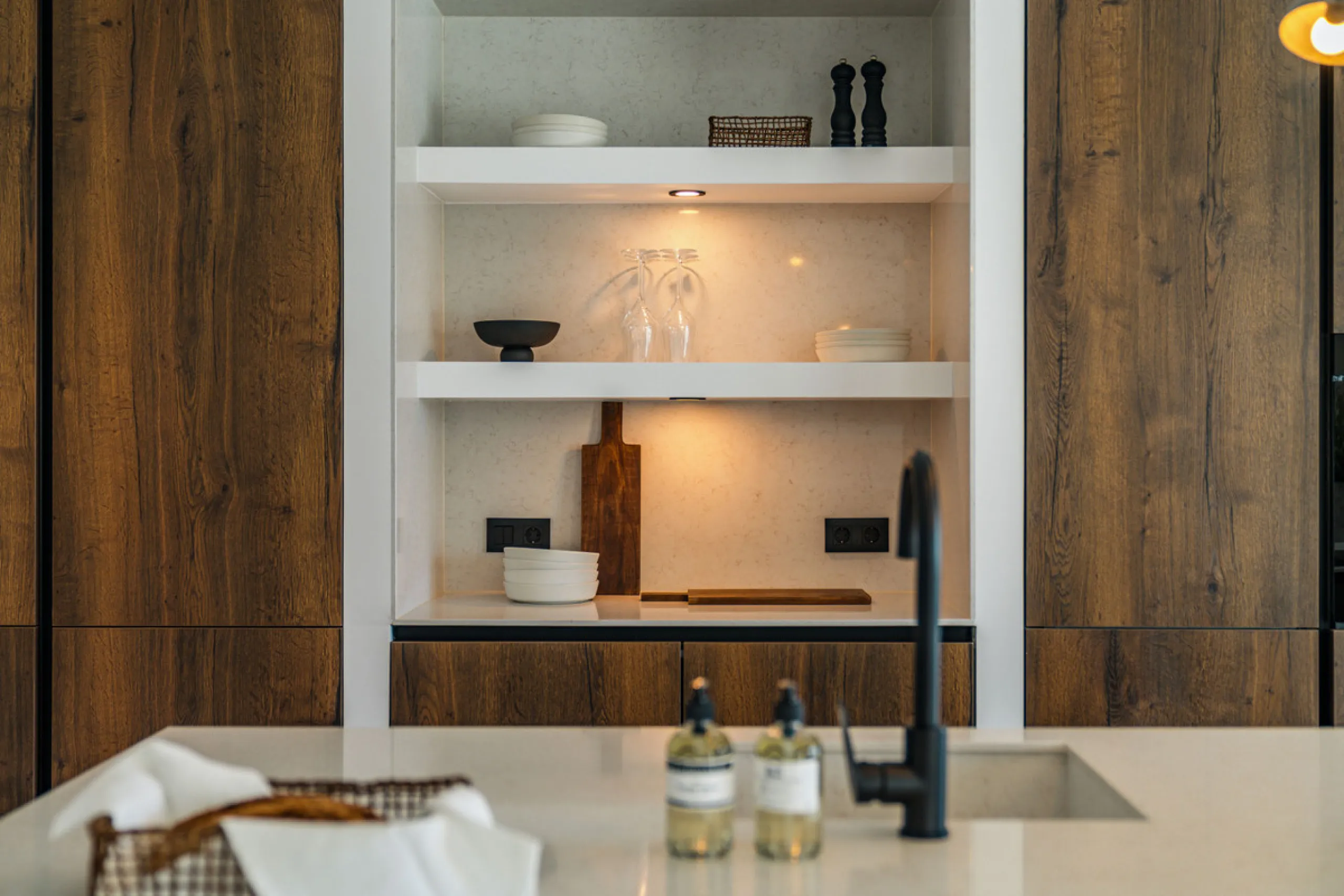 Contemporary duplex for sale in the exclusive Las Colinas de Marbella community in Benahavís, offering three bedrooms and three bathroom.  Designed with both style and function in mind, this home brings together modern living spaces with panoramic sea and
