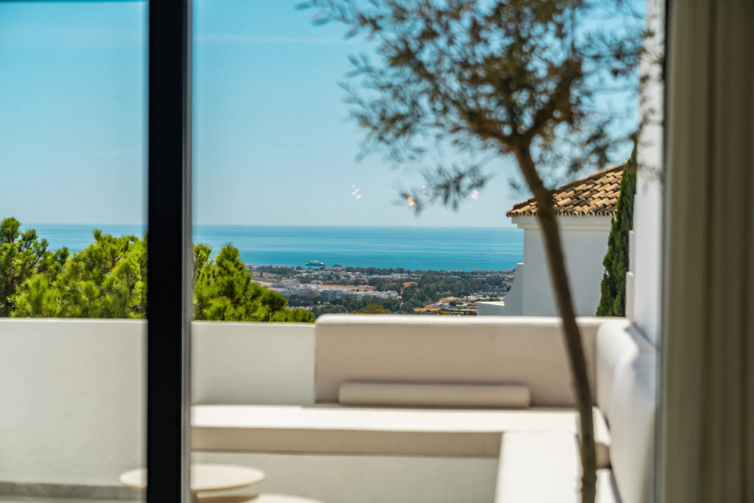 Contemporary duplex for sale in the exclusive Las Colinas de Marbella community in Benahavís, offering three bedrooms and three bathroom.  Designed with both style and function in mind, this home brings together modern living spaces with panoramic sea and