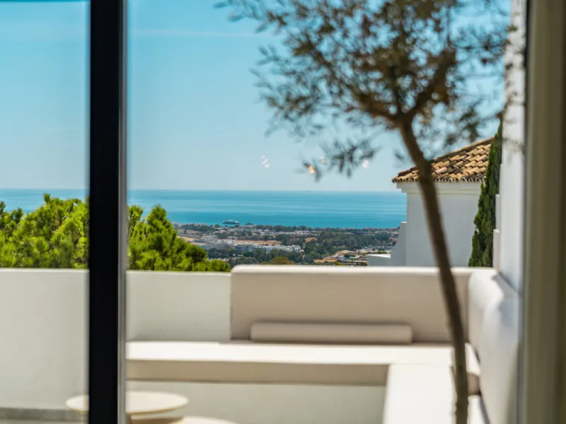 Contemporary duplex for sale in the exclusive Las Colinas de Marbella community in Benahavís, offering three bedrooms and three bathroom.  Designed with both style and function in mind, this home brings together modern living spaces with panoramic sea and