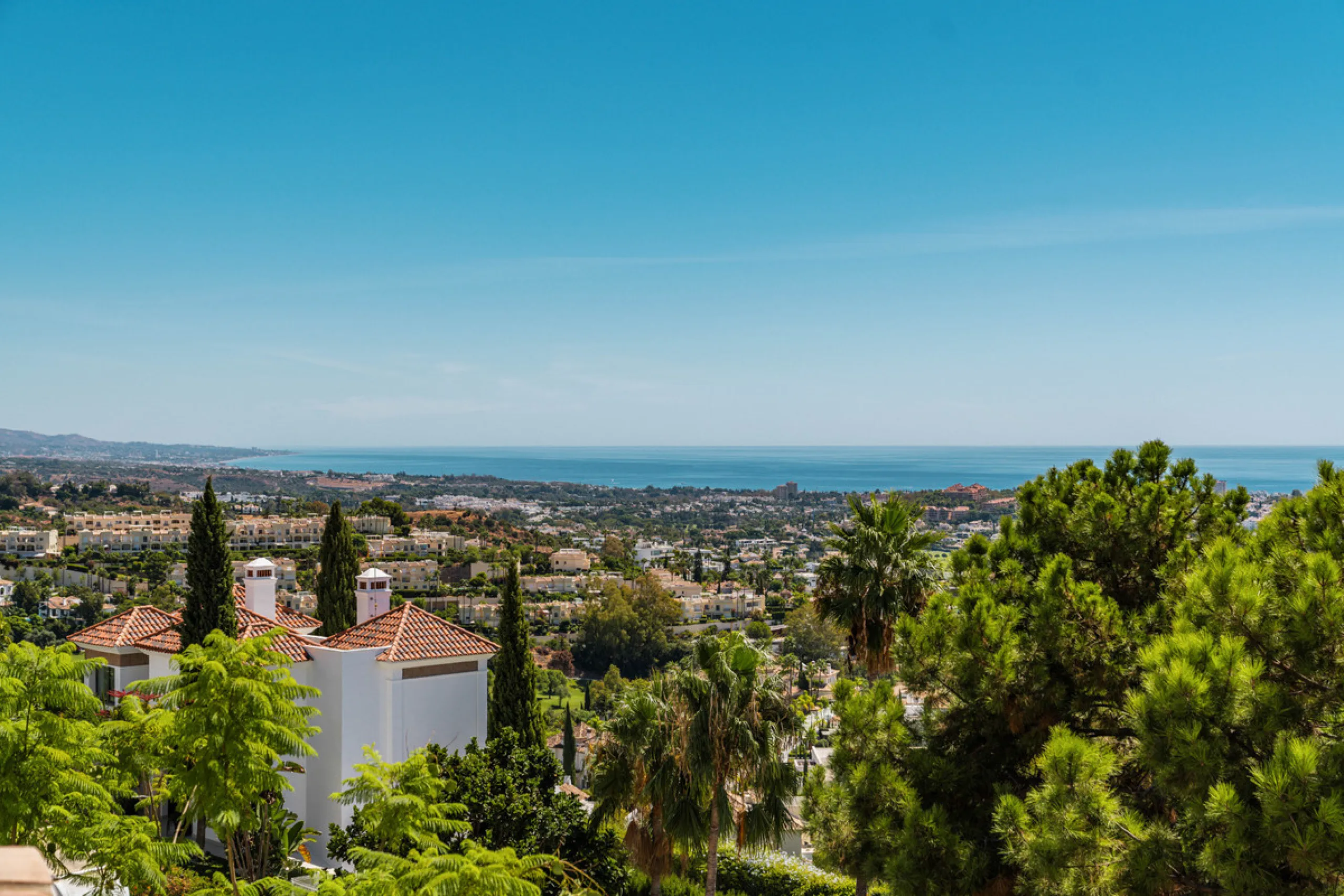 Contemporary duplex for sale in the exclusive Las Colinas de Marbella community in Benahavís, offering three bedrooms and three bathroom.  Designed with both style and function in mind, this home brings together modern living spaces with panoramic sea and