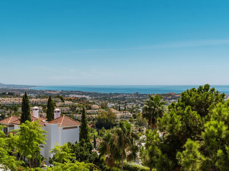 Contemporary duplex for sale in the exclusive Las Colinas de Marbella community in Benahavís, offering three bedrooms and three bathroom.  Designed with both style and function in mind, this home brings together modern living spaces with panoramic sea and