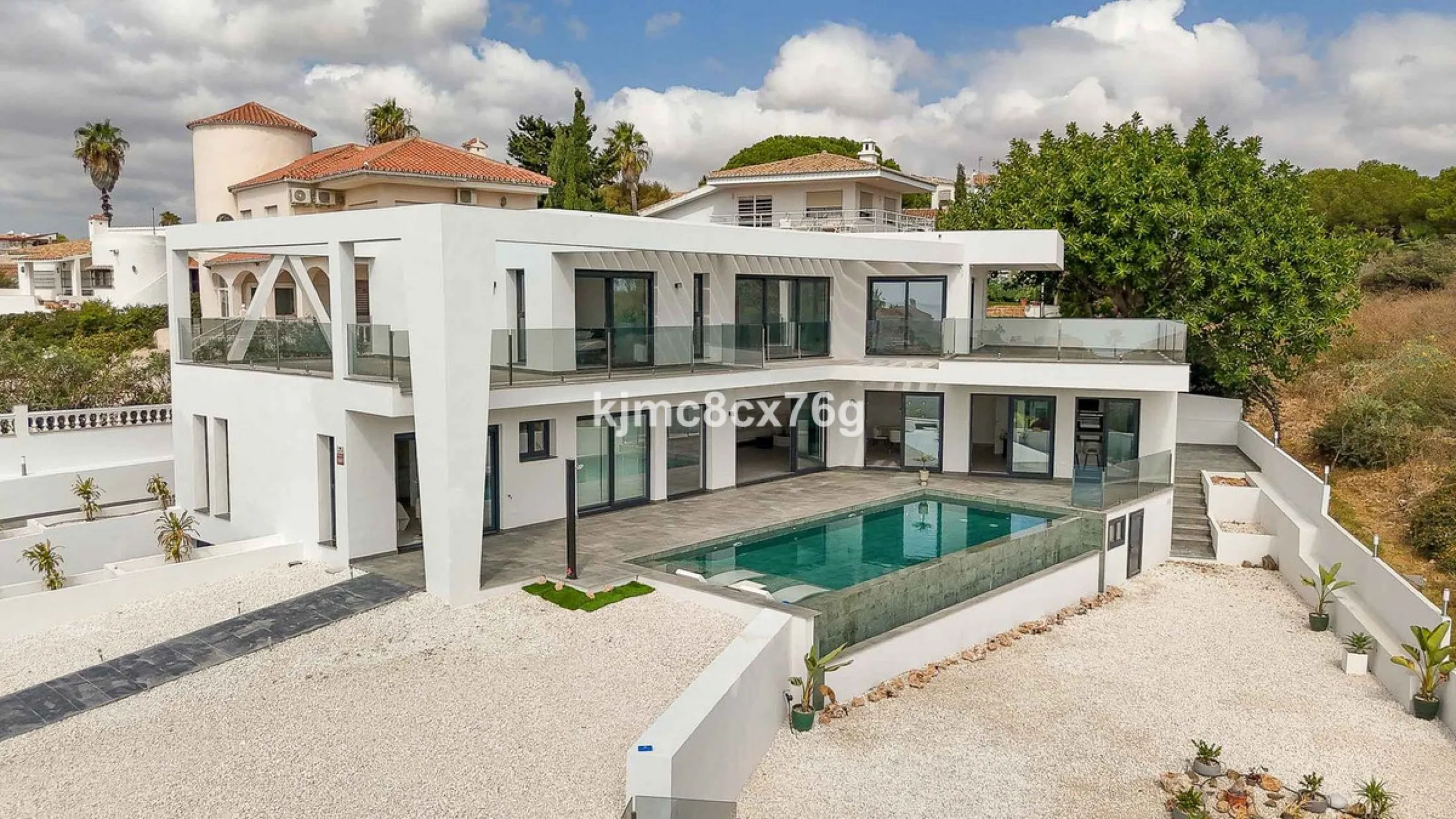 House - Detached Villa в продаже в Mijas, Málaga. В доме 5 спален и 7 ванных комнат. Площадь дома 615 м². Площадь участка 1114 м²