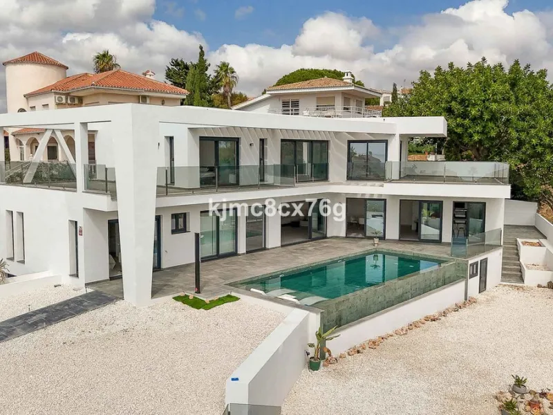 Wonderful, ultra-modern, newly built villa in the El Faro residential area, Mijas Costa, just 200 metres from the beach.