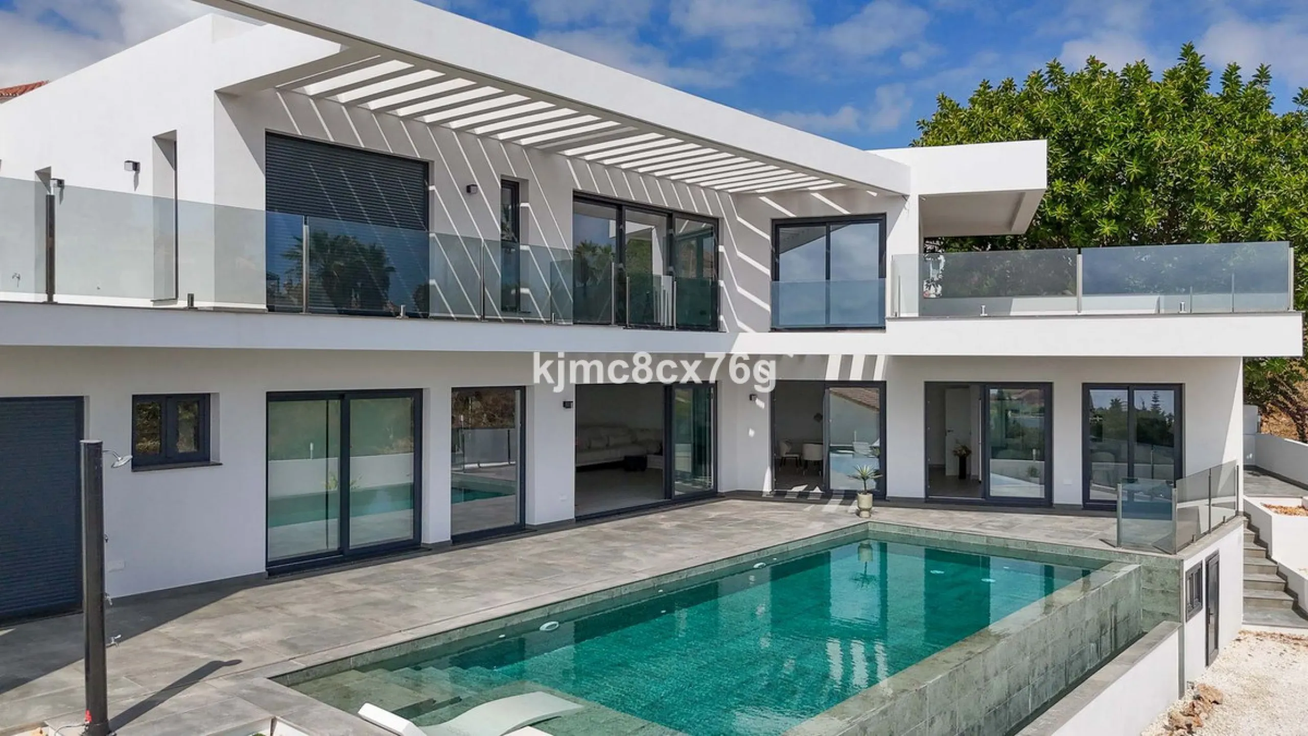 House - Detached Villa в продаже в Mijas, Málaga. В доме 5 спален и 7 ванных комнат. Площадь дома 615 м². Площадь участка 1114 м²