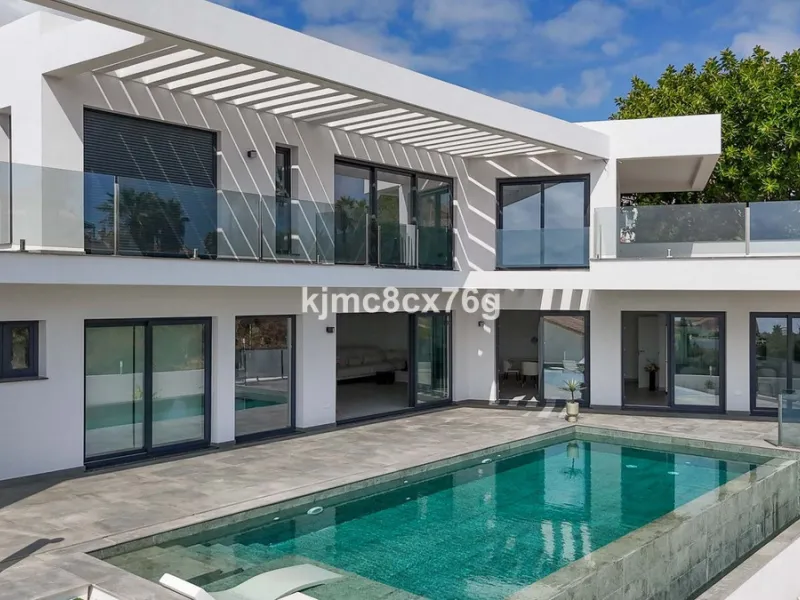 House - Detached Villa в продаже в Mijas, Málaga. В доме 5 спален и 7 ванных комнат. Площадь дома 615 м². Площадь участка 1114 м²