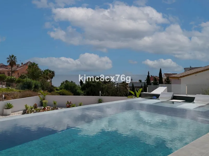 House - Detached Villa в продаже в Mijas, Málaga. В доме 5 спален и 7 ванных комнат. Площадь дома 615 м². Площадь участка 1114 м²