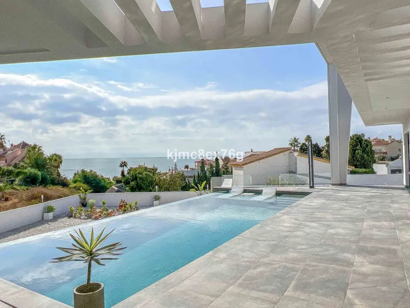 House - Detached Villa в продаже в Mijas, Málaga. В доме 5 спален и 7 ванных комнат. Площадь дома 615 м². Площадь участка 1114 м²
