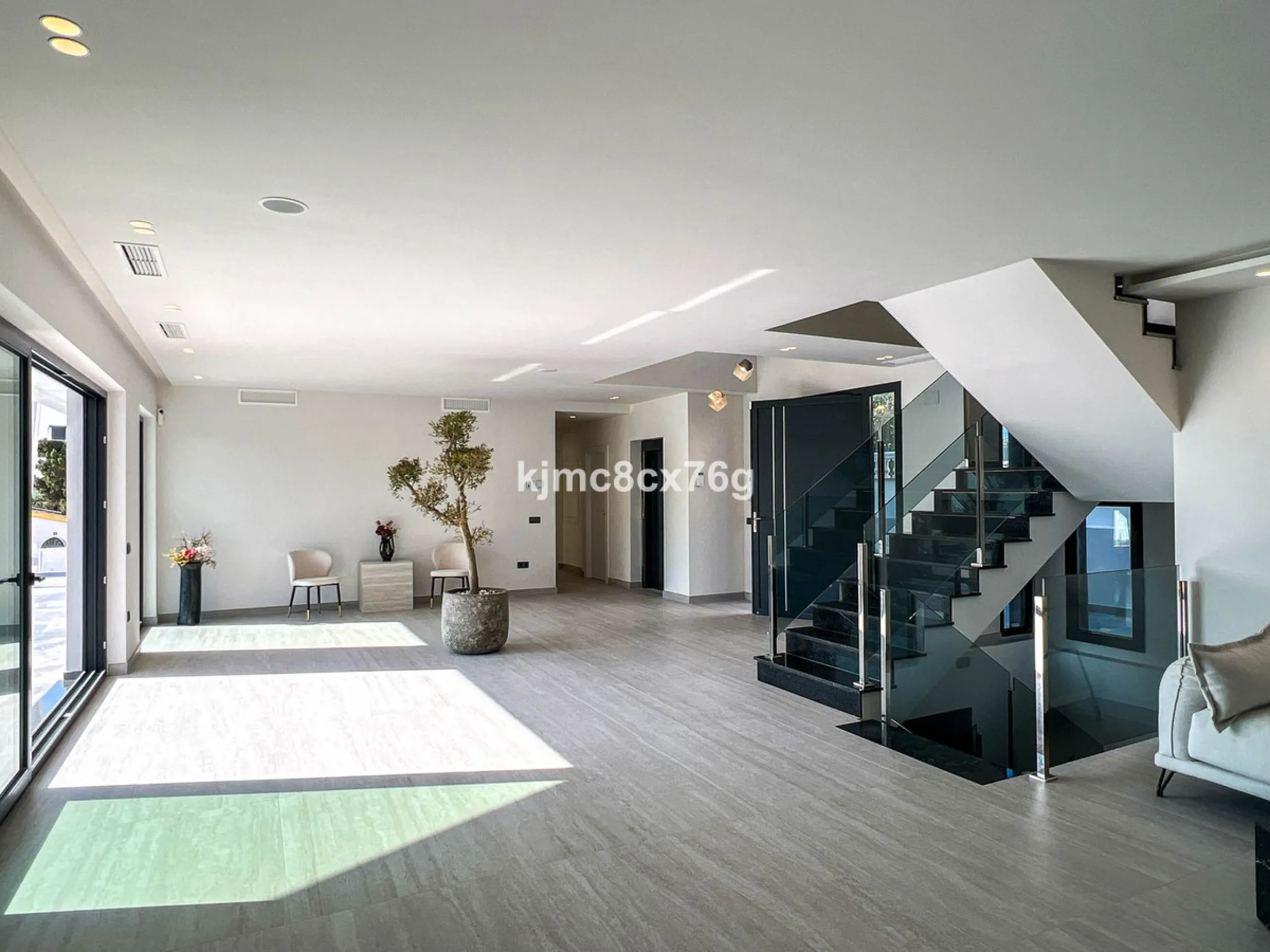 House - Detached Villa в продаже в Mijas, Málaga. В доме 5 спален и 7 ванных комнат. Площадь дома 615 м². Площадь участка 1114 м²