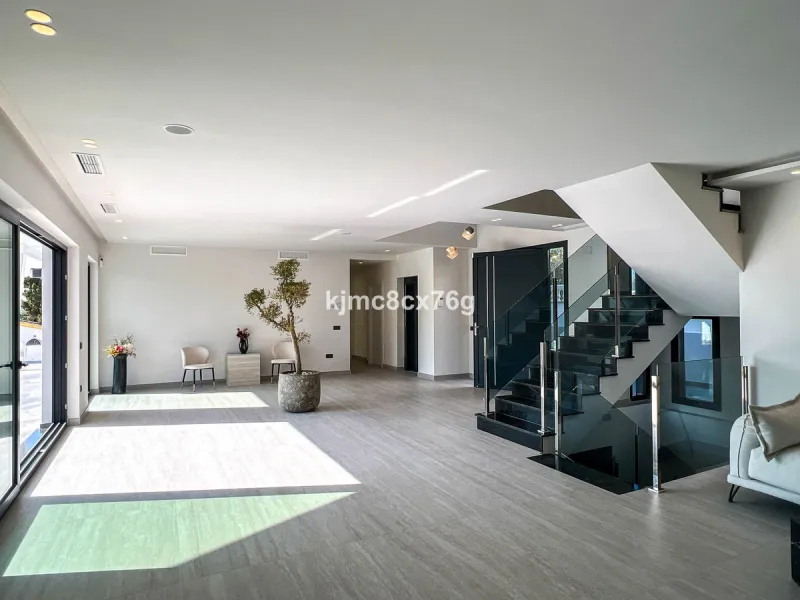 House - Detached Villa в продаже в Mijas, Málaga. В доме 5 спален и 7 ванных комнат. Площадь дома 615 м². Площадь участка 1114 м²