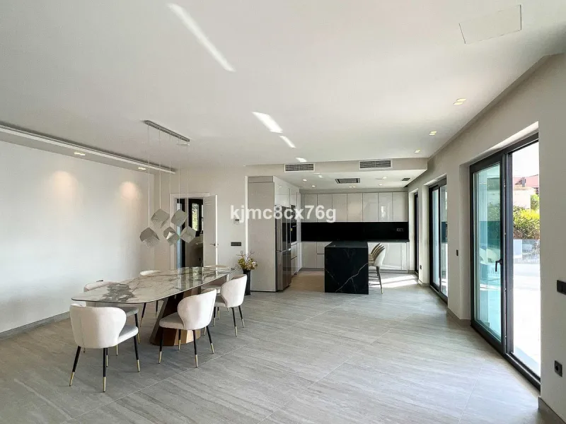 House - Detached Villa в продаже в Mijas, Málaga. В доме 5 спален и 7 ванных комнат. Площадь дома 615 м². Площадь участка 1114 м²