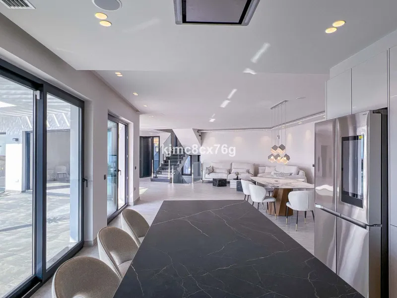 House - Detached Villa в продаже в Mijas, Málaga. В доме 5 спален и 7 ванных комнат. Площадь дома 615 м². Площадь участка 1114 м²