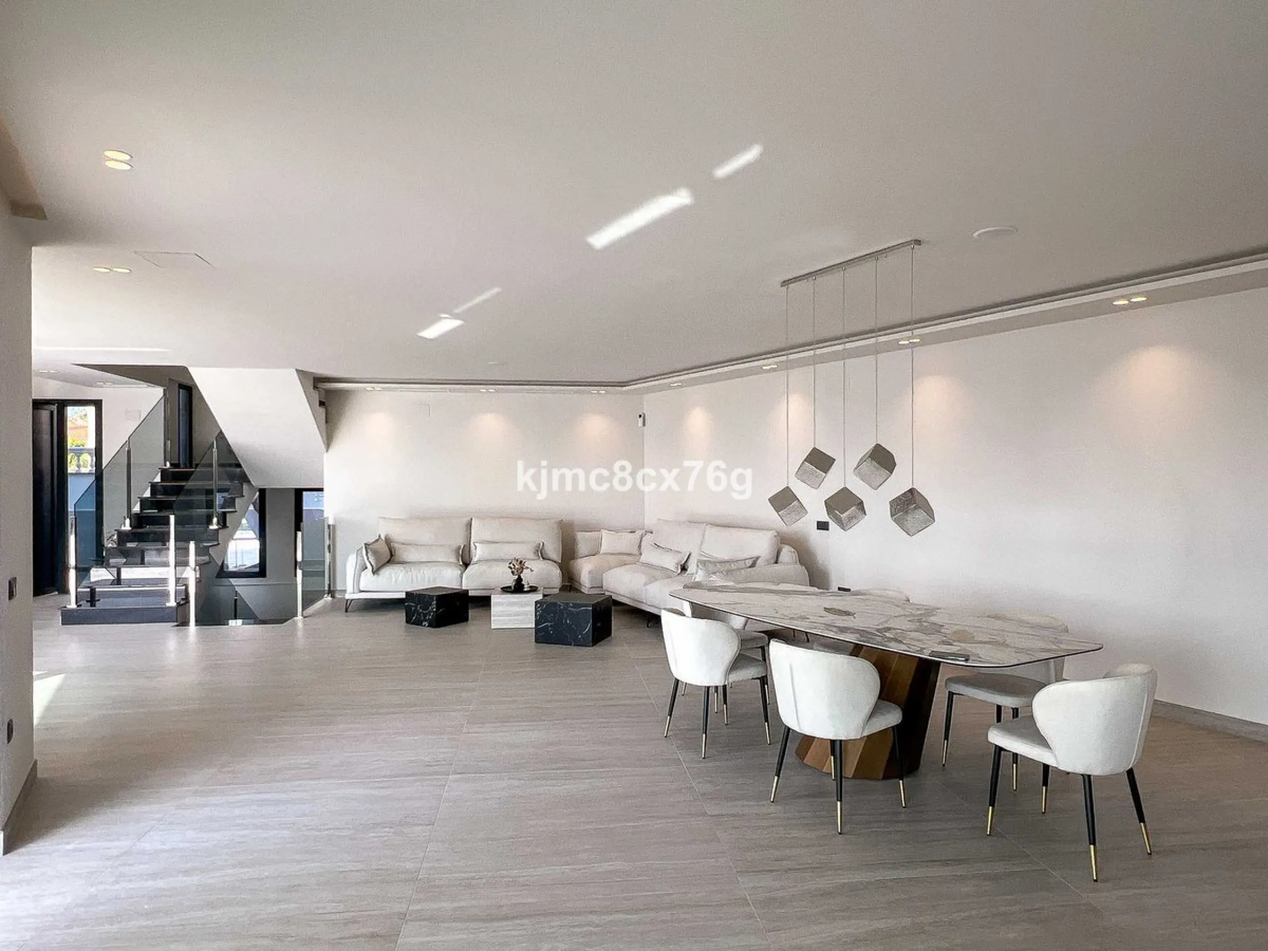 House - Detached Villa в продаже в Mijas, Málaga. В доме 5 спален и 7 ванных комнат. Площадь дома 615 м². Площадь участка 1114 м²