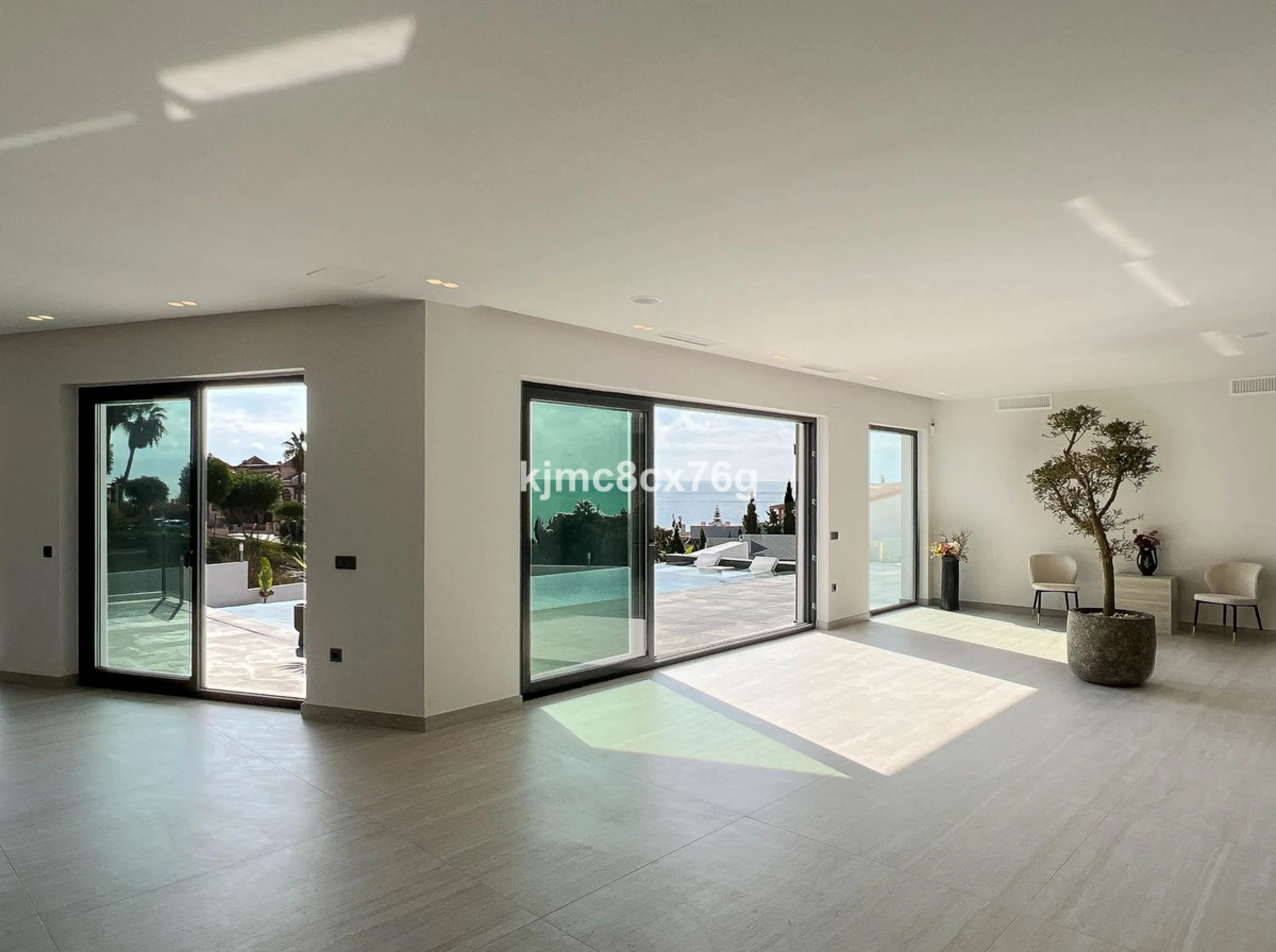 House - Detached Villa в продаже в Mijas, Málaga. В доме 5 спален и 7 ванных комнат. Площадь дома 615 м². Площадь участка 1114 м²