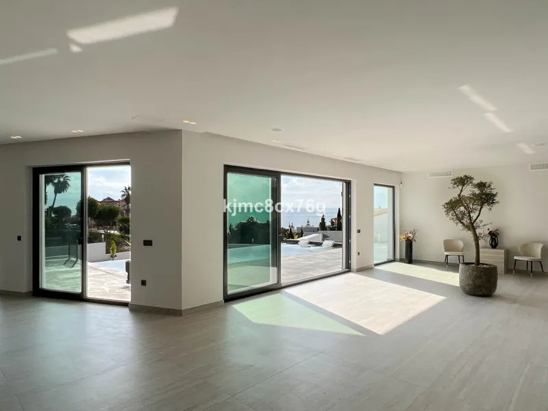 House - Detached Villa в продаже в Mijas, Málaga. В доме 5 спален и 7 ванных комнат. Площадь дома 615 м². Площадь участка 1114 м²