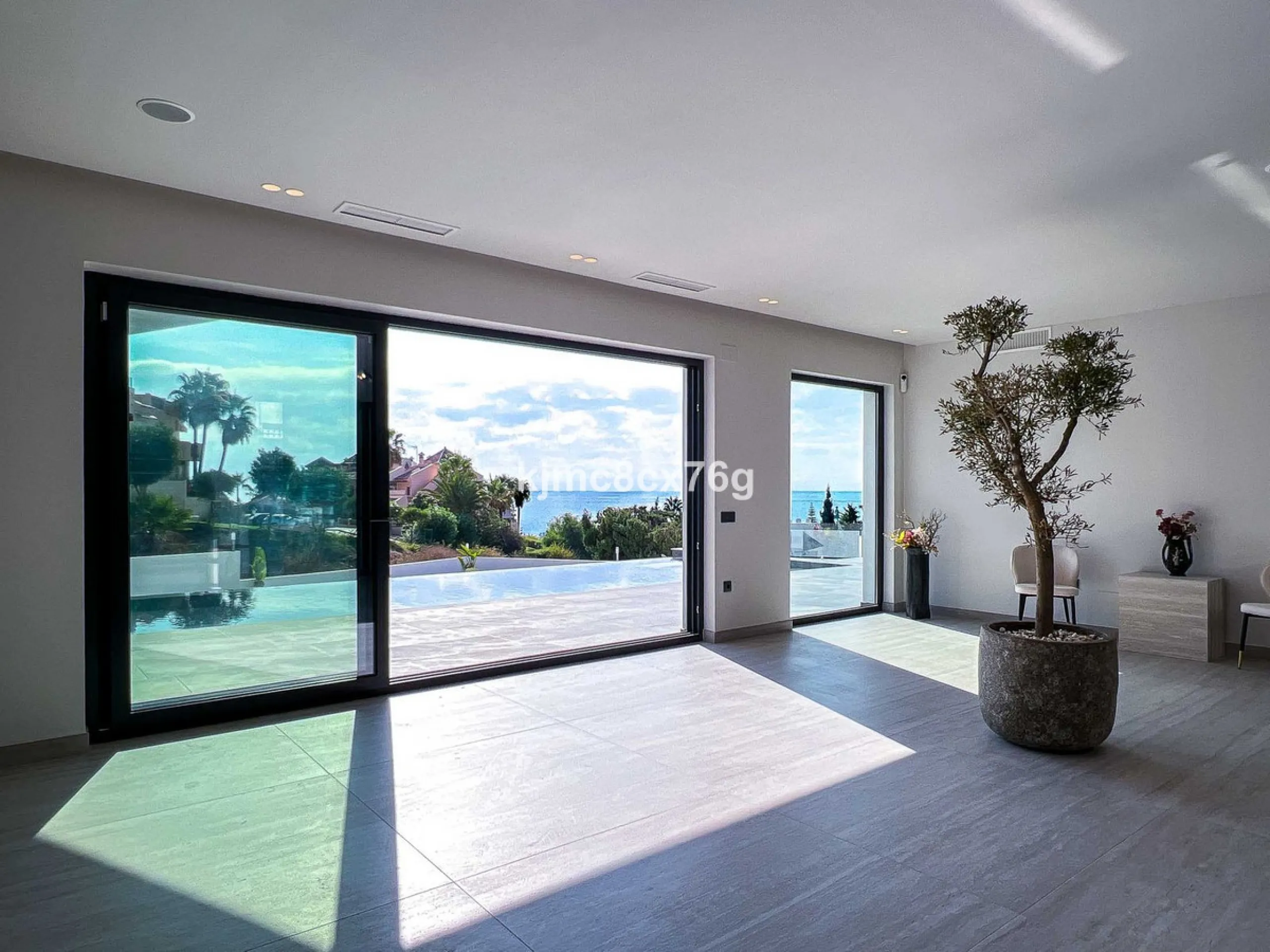 House - Detached Villa в продаже в Mijas, Málaga. В доме 5 спален и 7 ванных комнат. Площадь дома 615 м². Площадь участка 1114 м²