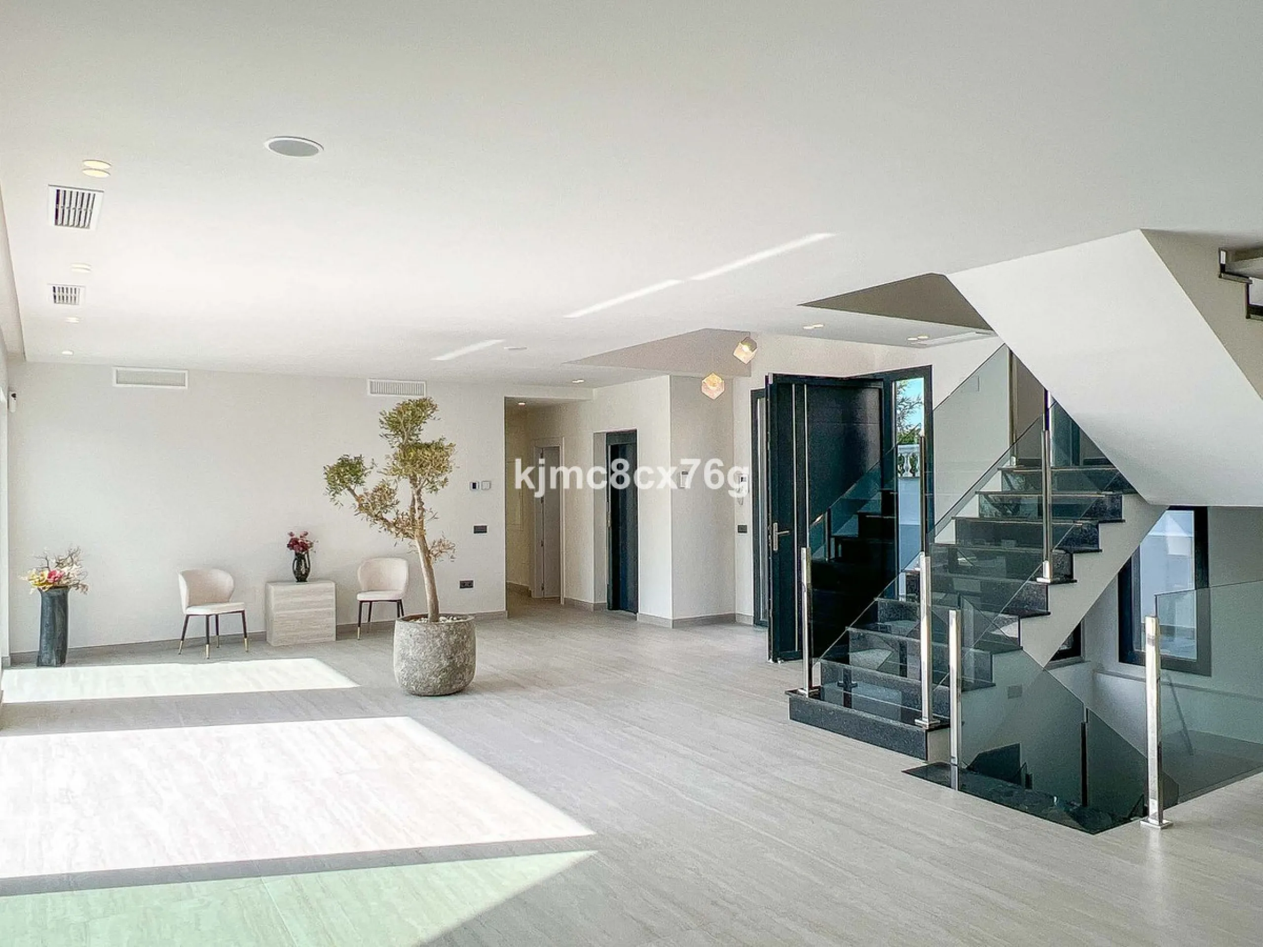 House - Detached Villa в продаже в Mijas, Málaga. В доме 5 спален и 7 ванных комнат. Площадь дома 615 м². Площадь участка 1114 м²