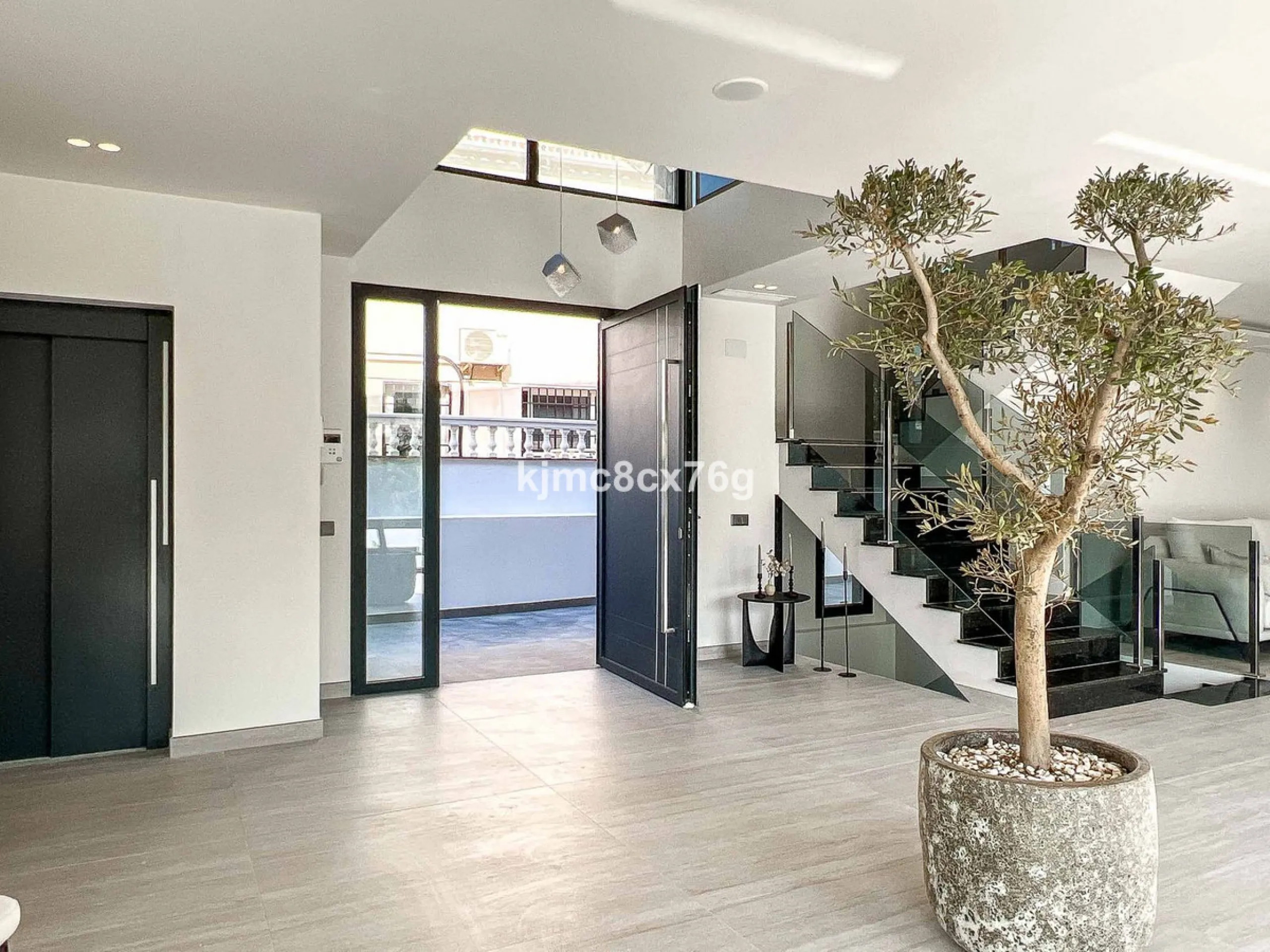 House - Detached Villa в продаже в Mijas, Málaga. В доме 5 спален и 7 ванных комнат. Площадь дома 615 м². Площадь участка 1114 м²