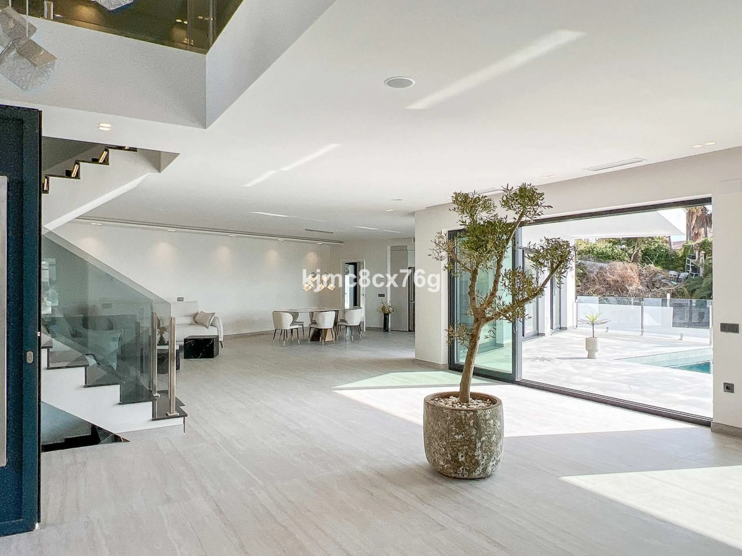 House - Detached Villa в продаже в Mijas, Málaga. В доме 5 спален и 7 ванных комнат. Площадь дома 615 м². Площадь участка 1114 м²