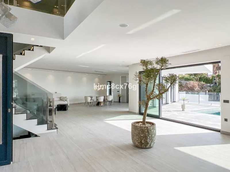 House - Detached Villa в продаже в Mijas, Málaga. В доме 5 спален и 7 ванных комнат. Площадь дома 615 м². Площадь участка 1114 м²