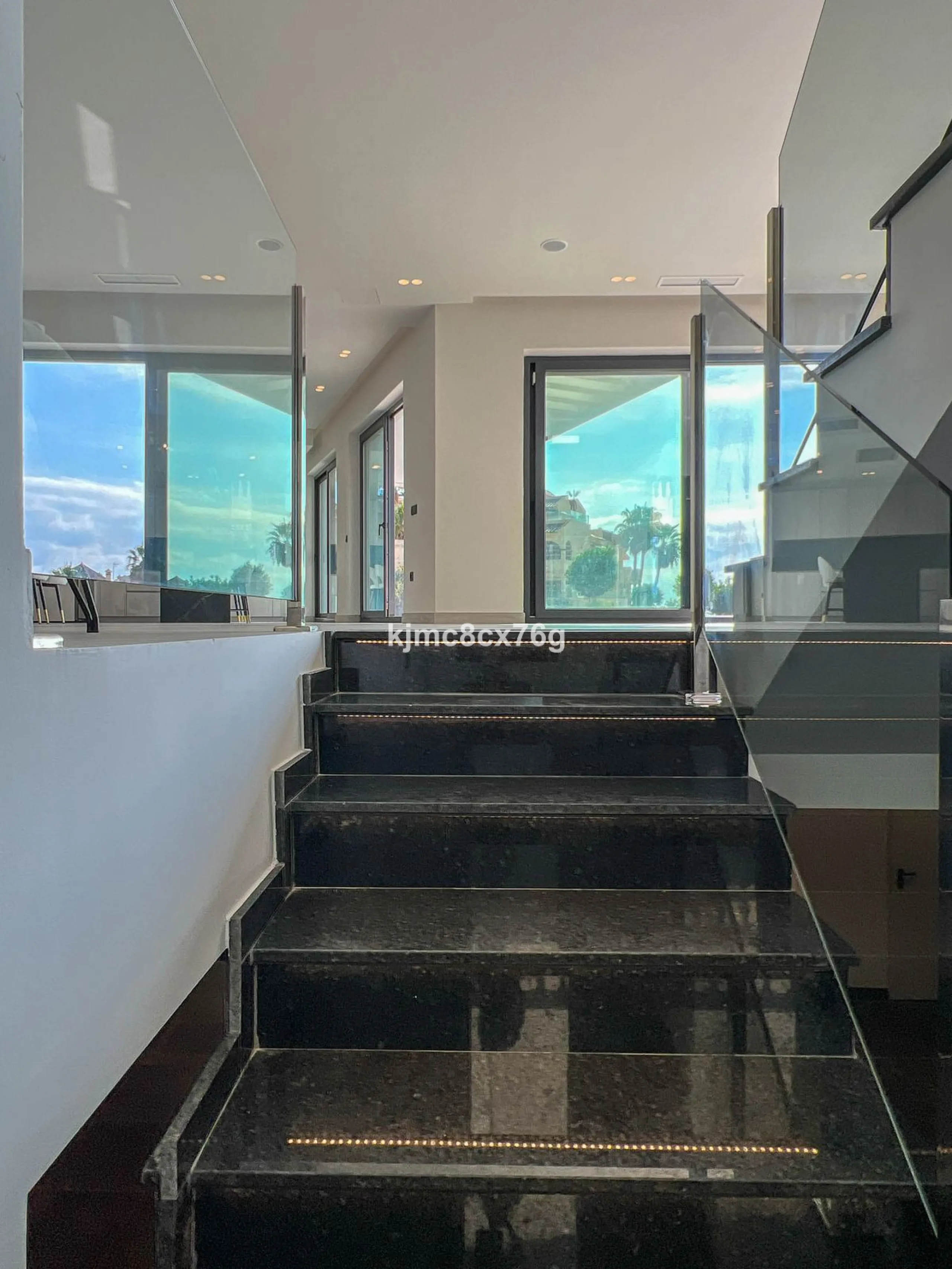 House - Detached Villa в продаже в Mijas, Málaga. В доме 5 спален и 7 ванных комнат. Площадь дома 615 м². Площадь участка 1114 м²